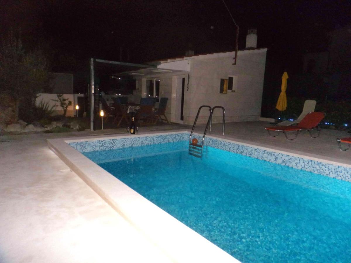One bedroom appartement at Kastel Stafilic 200 m away from the beach with shared pool enclosed garden and wifi