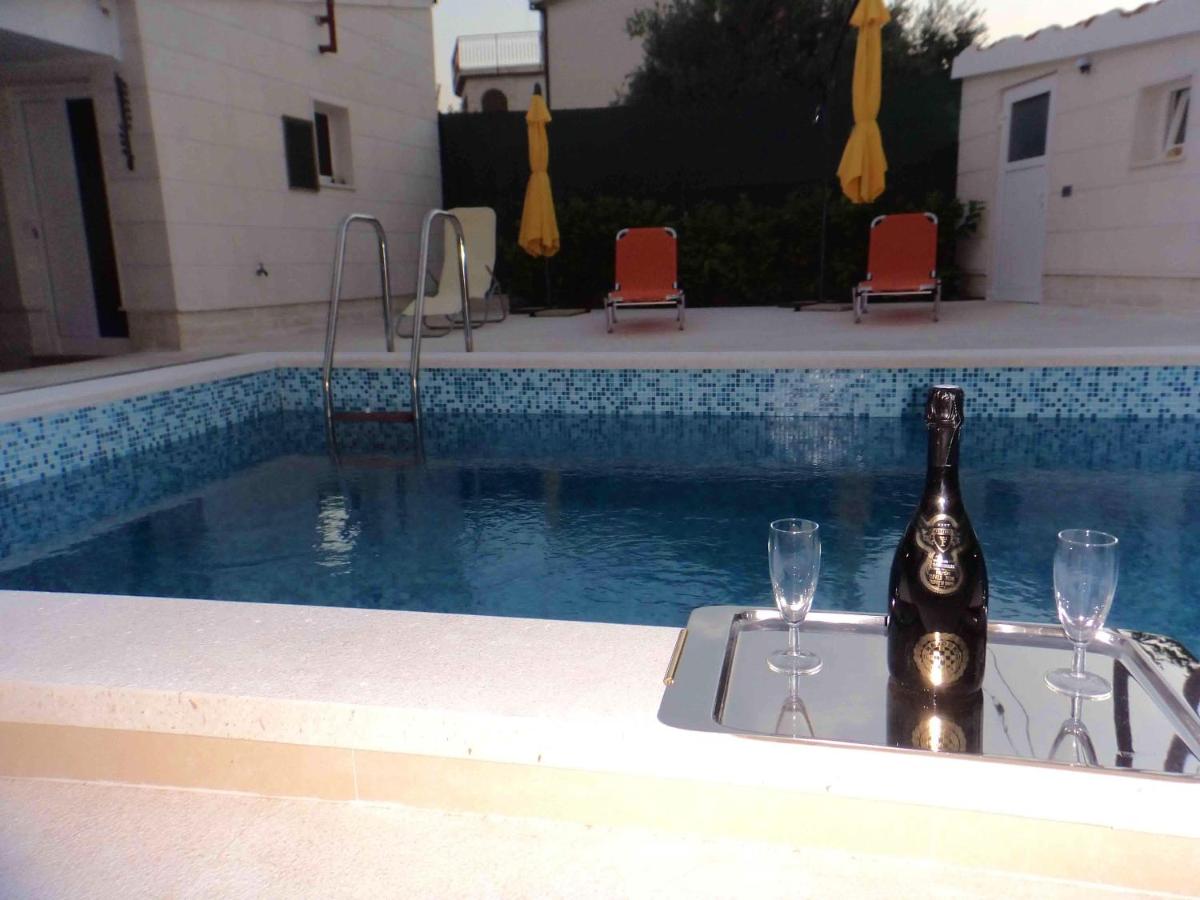 One bedroom appartement at Kastel Stafilic 200 m away from the beach with shared pool enclosed garden and wifi
