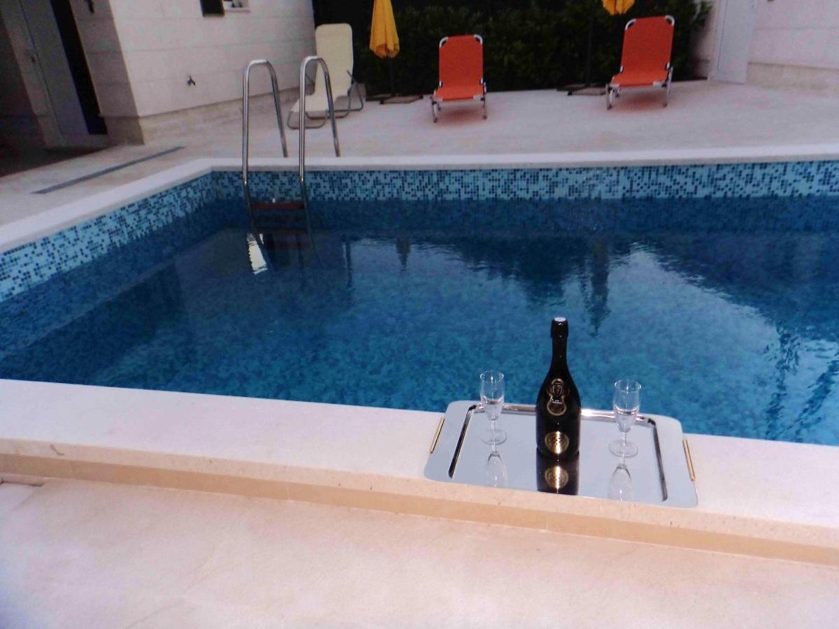 One bedroom appartement at Kastel Stafilic 200 m away from the beach with shared pool enclosed garden and wifi