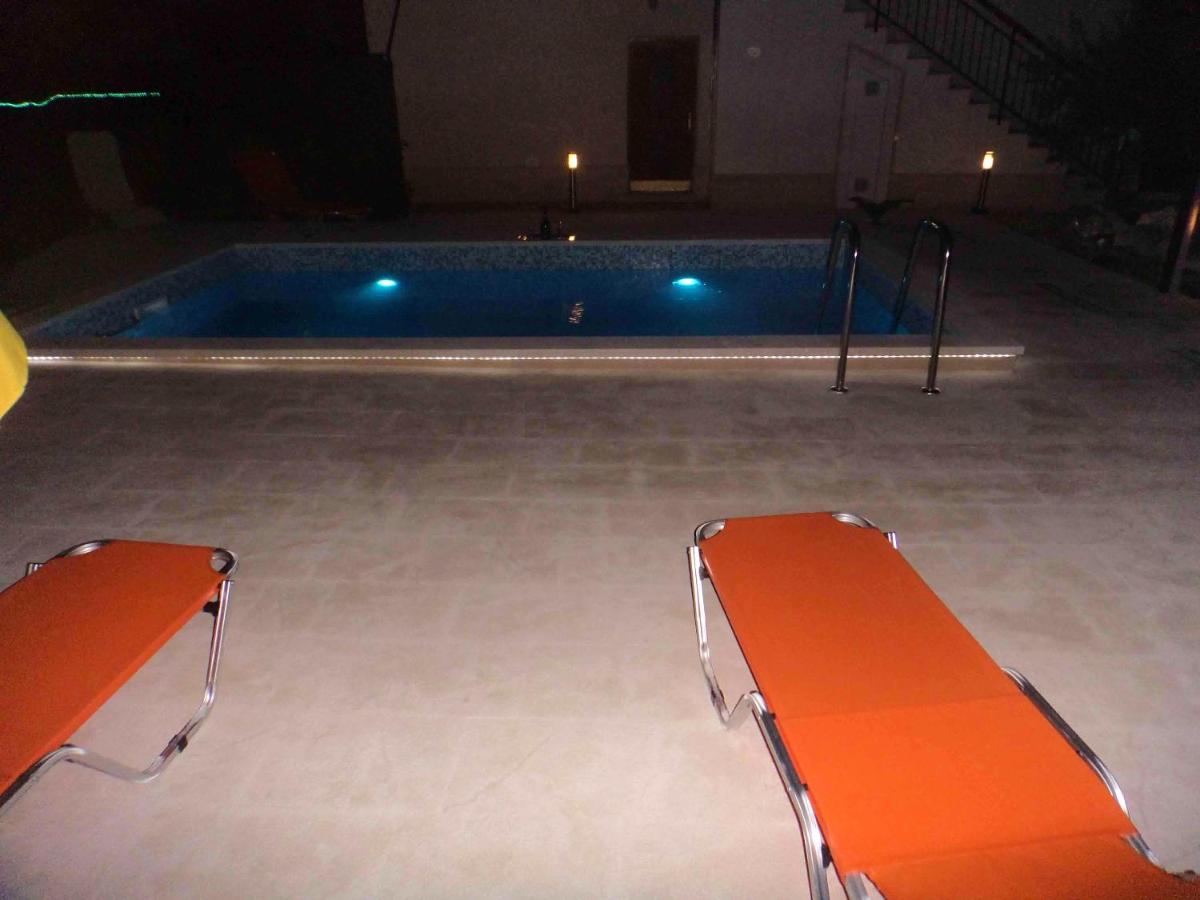 One bedroom appartement at Kastel Stafilic 200 m away from the beach with shared pool enclosed garden and wifi