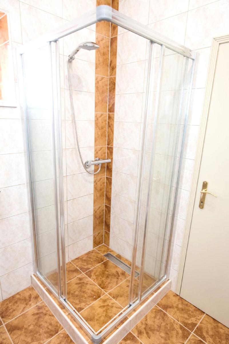 One bedroom appartement at Kastel Stafilic 200 m away from the beach with shared pool enclosed garden and wifi