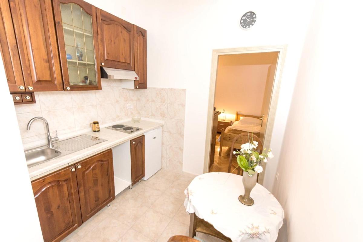 One bedroom appartement at Kastel Stafilic 200 m away from the beach with shared pool enclosed garden and wifi