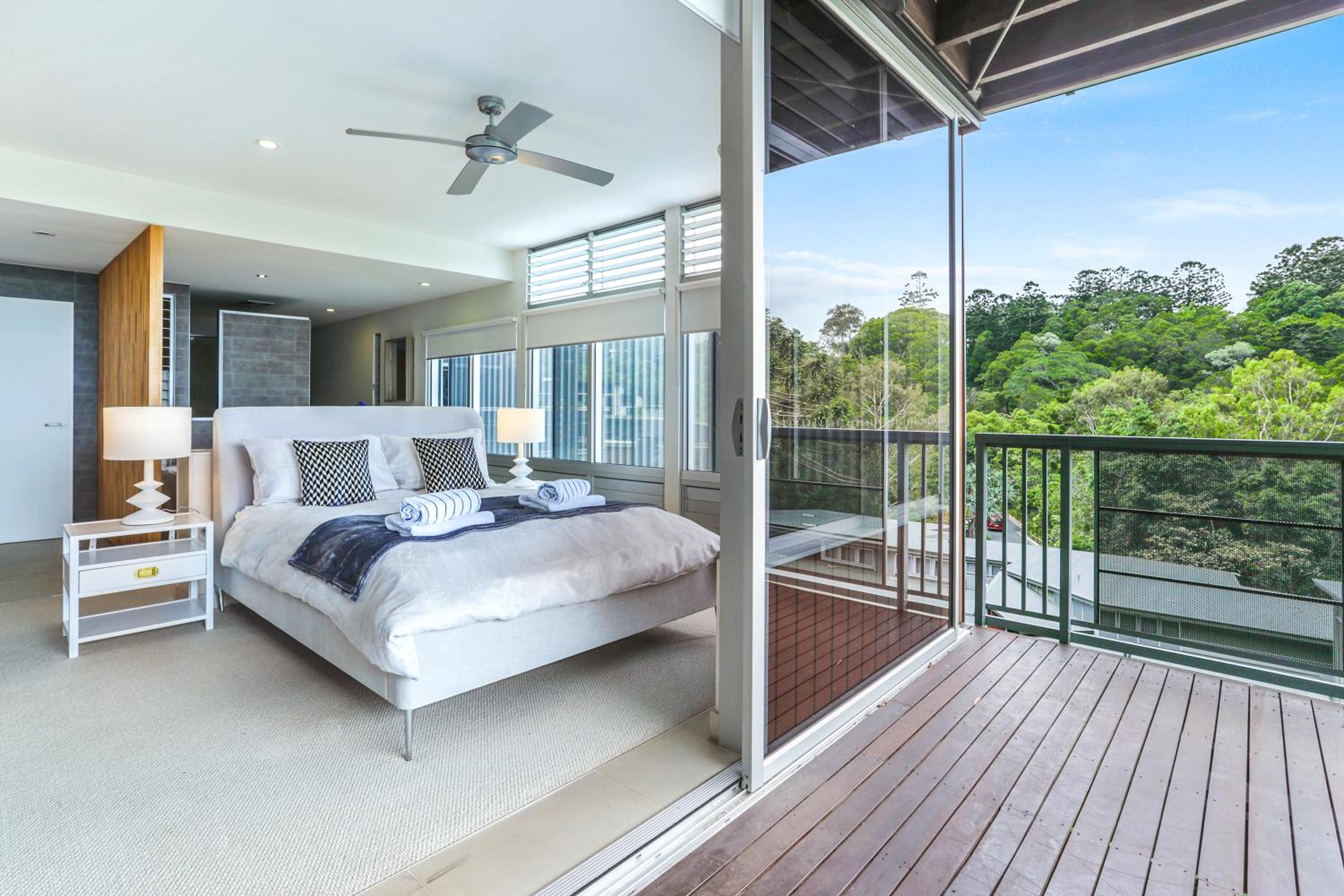 Trendy treetop living with sea views, Noosa Heads