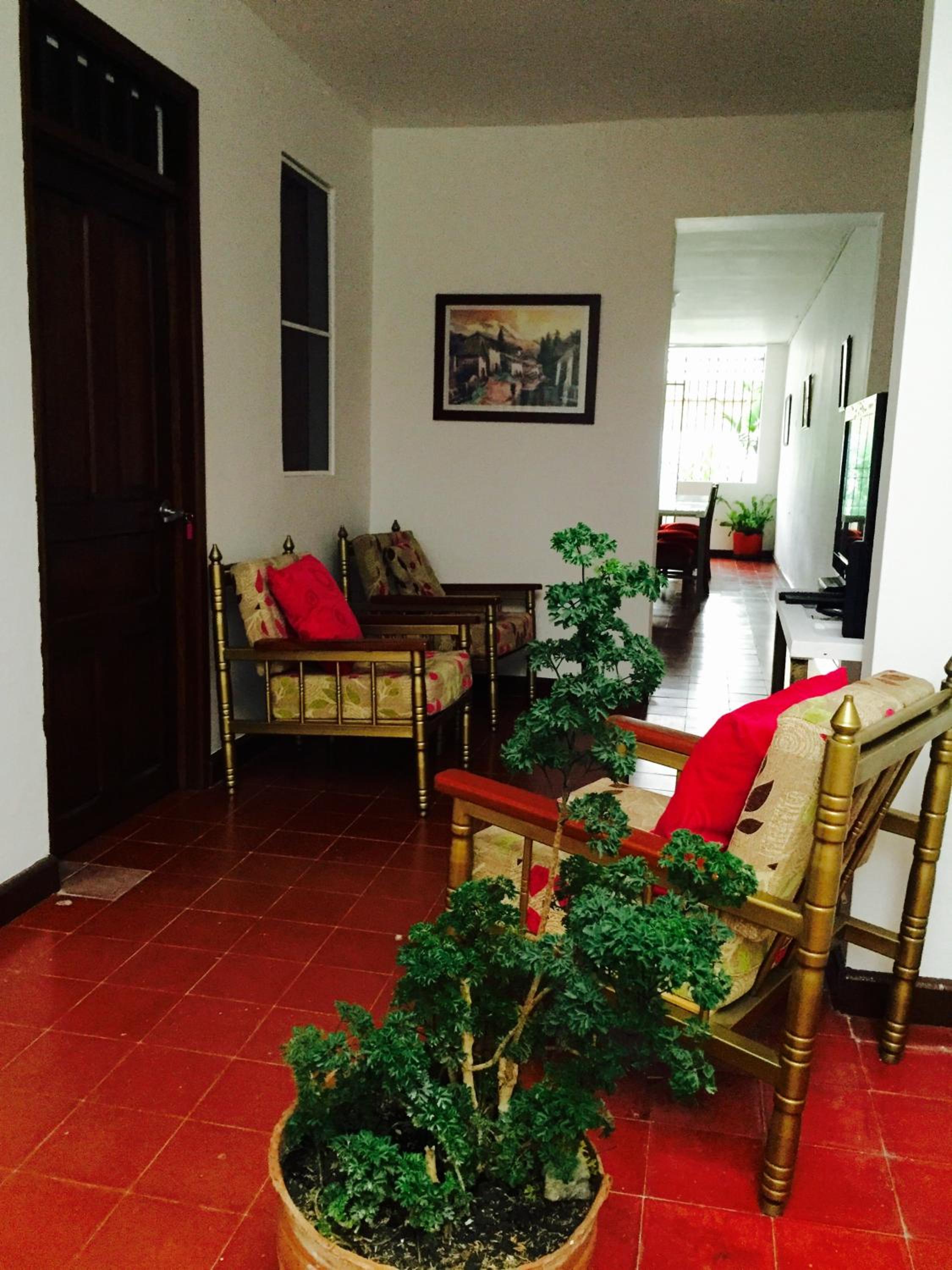 Casa Helga a dos cuadras de la Basílica, casa entera con jardín amplio, 6 habitaciones, 5 baños, cocina, comedor y sala de TV