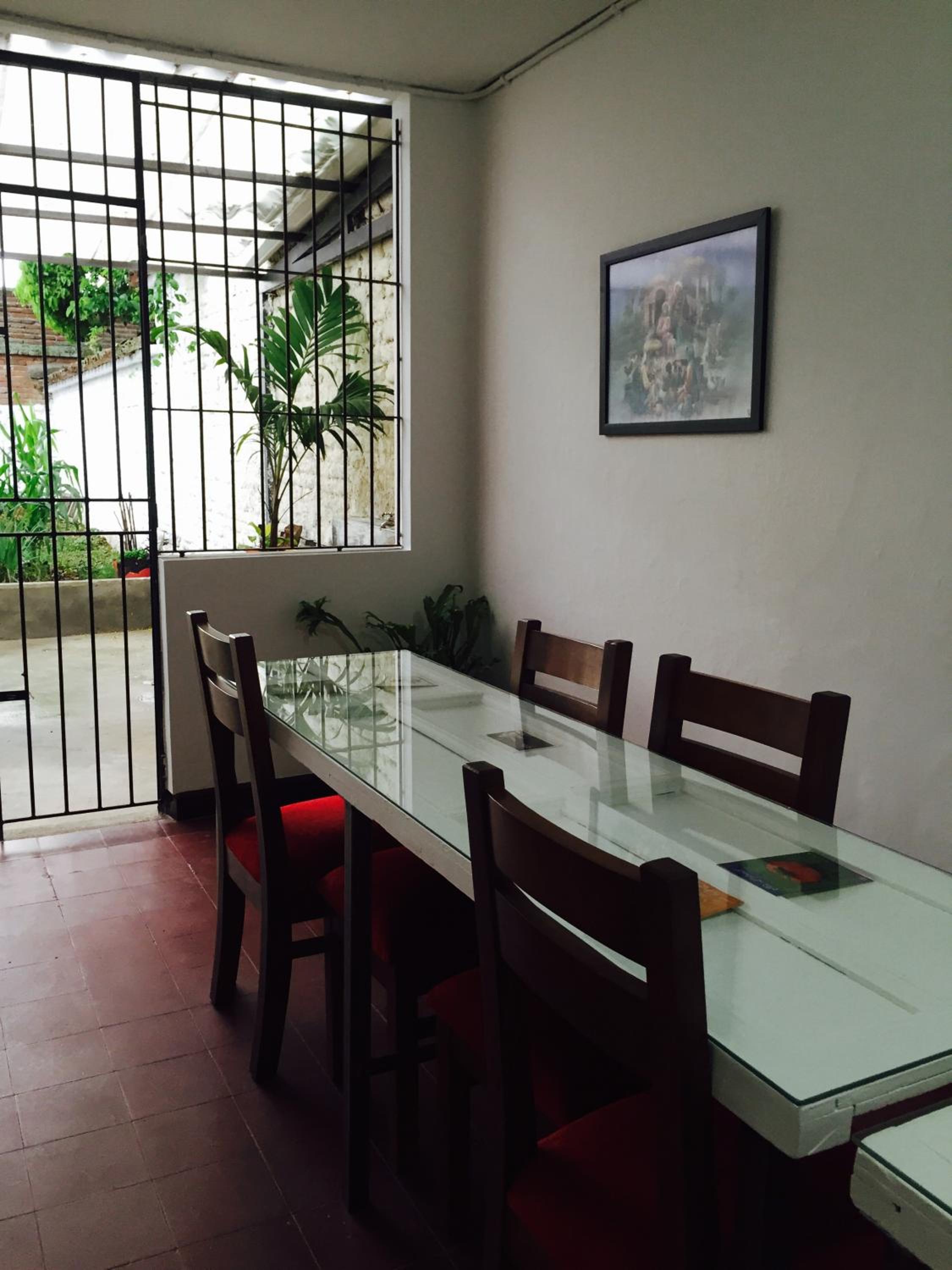Casa Helga a dos cuadras de la Basílica, casa entera con jardín amplio, 6 habitaciones, 5 baños, cocina, comedor y sala de TV