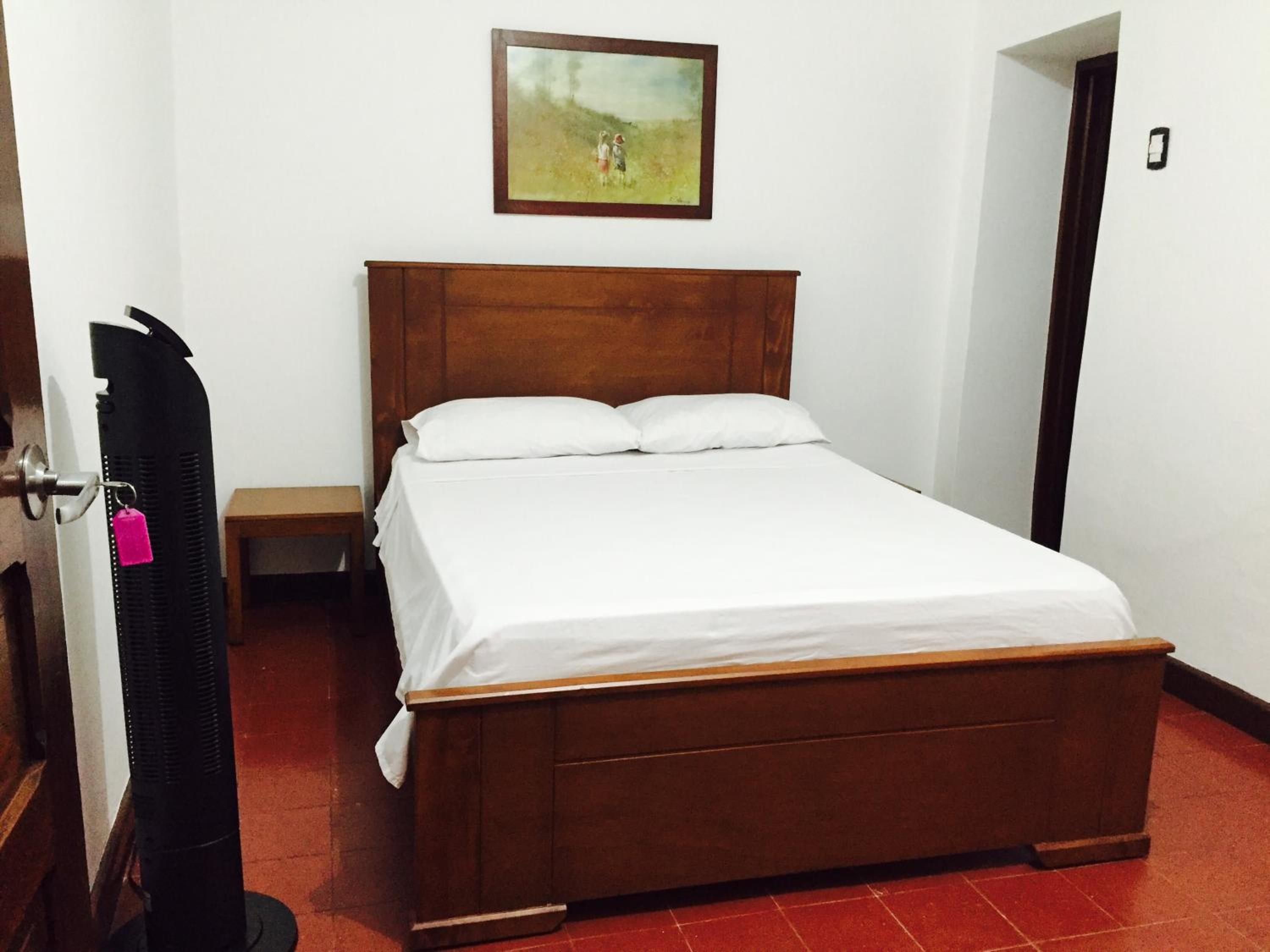 Casa Helga a dos cuadras de la Basílica, casa entera con jardín amplio, 6 habitaciones, 5 baños, cocina, comedor y sala de TV