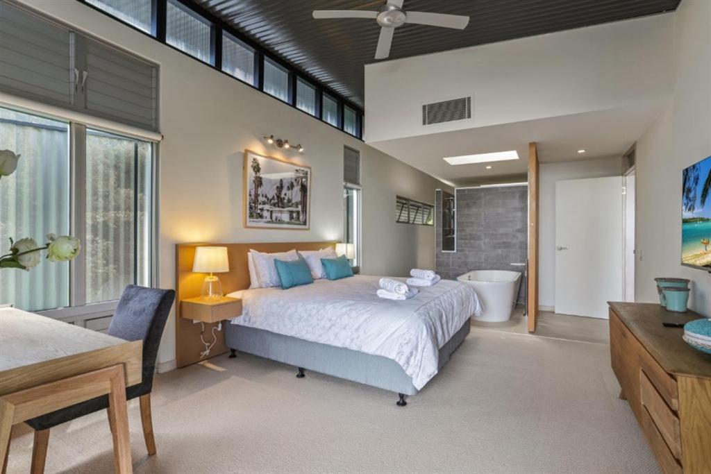 Trendy treetop living with sea views, Noosa Heads
