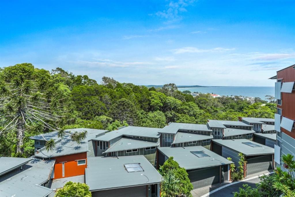 Trendy treetop living with sea views, Noosa Heads