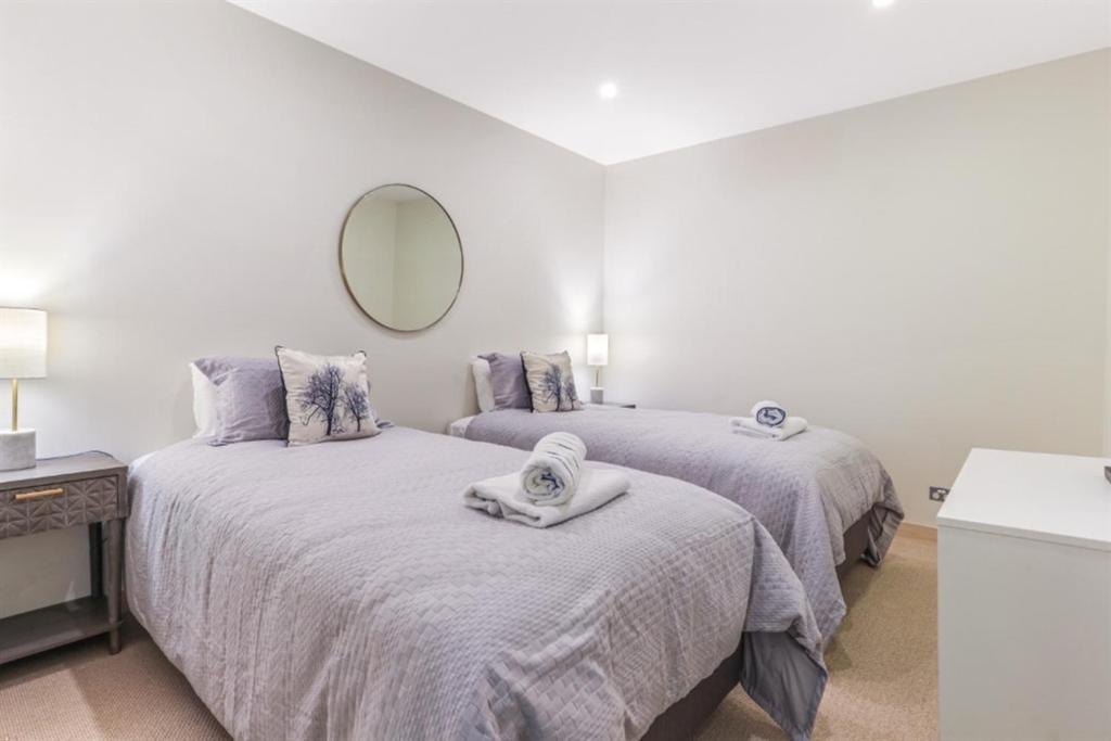 Trendy treetop living with sea views, Noosa Heads