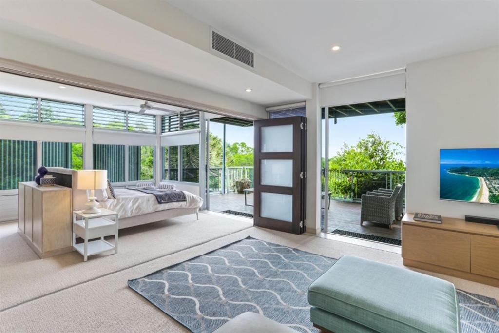 Trendy treetop living with sea views, Noosa Heads