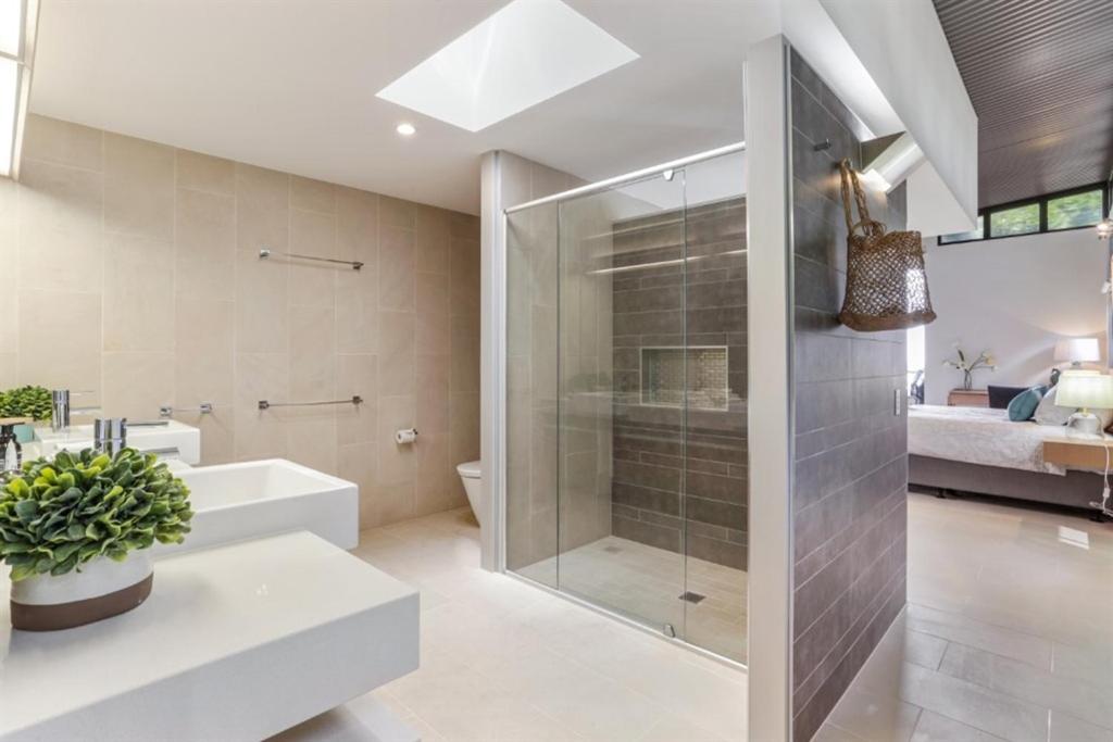 Trendy treetop living with sea views, Noosa Heads