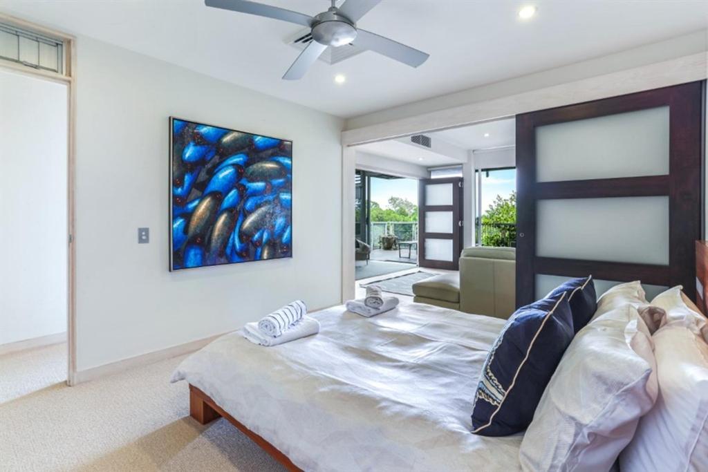 Trendy treetop living with sea views, Noosa Heads