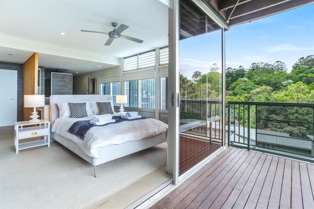 Trendy treetop living with sea views, Noosa Heads