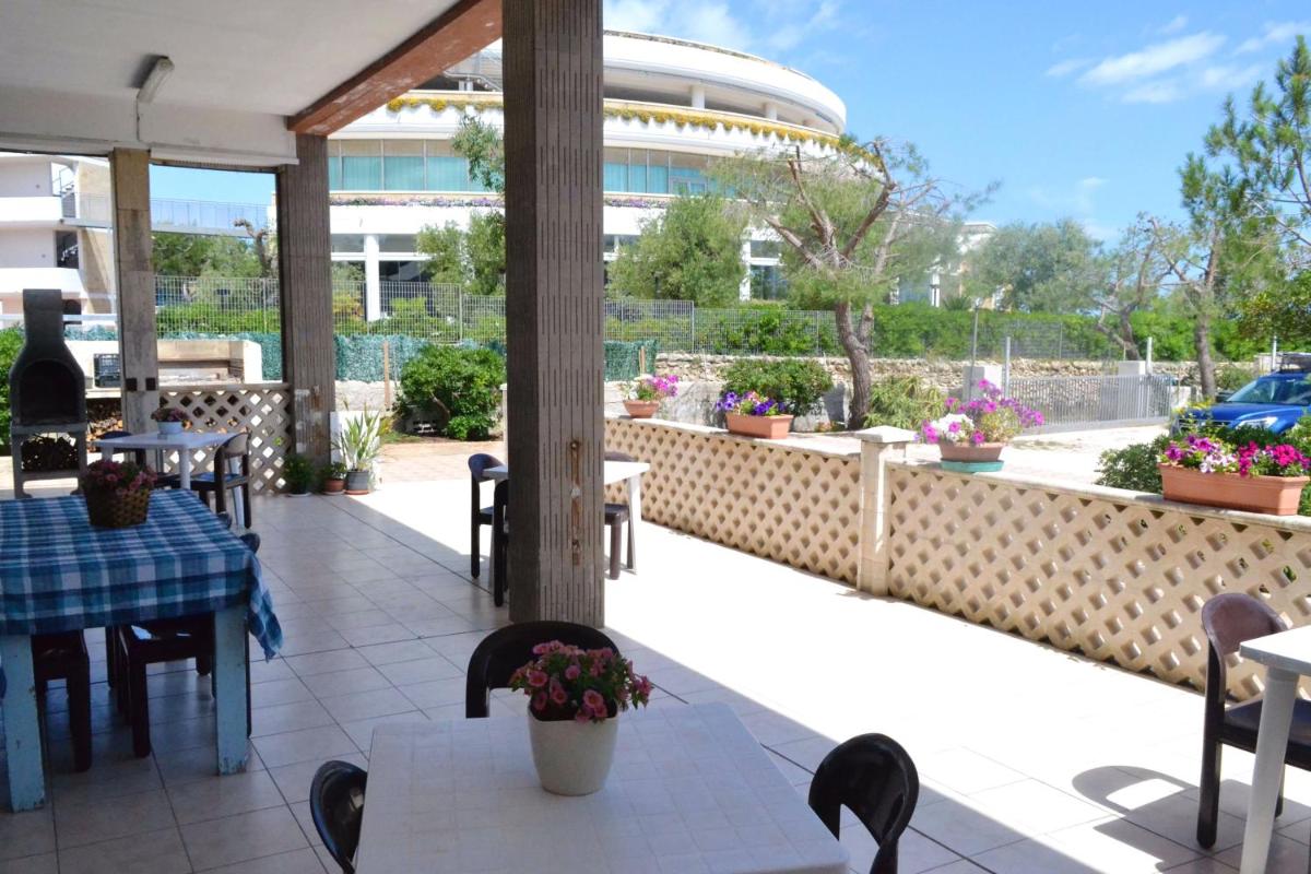 2 bedrooms house at Monopoli 100 m away from the beach with sea view enclosed garden and wifi