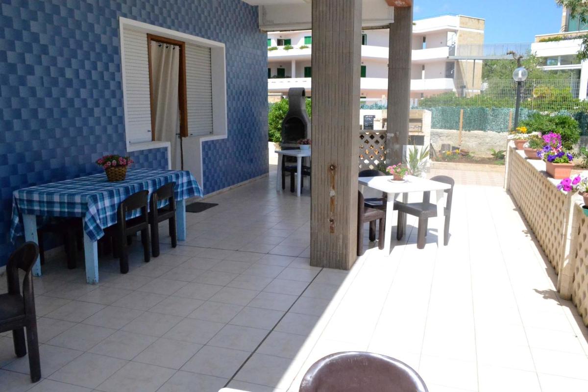 2 bedrooms house at Monopoli 100 m away from the beach with sea view enclosed garden and wifi