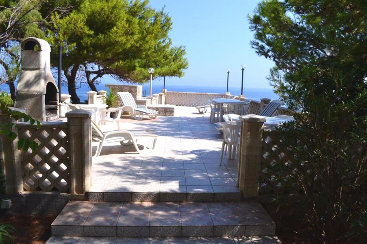 2 bedrooms house at Monopoli 100 m away from the beach with sea view enclosed garden and wifi