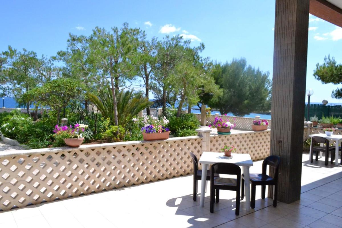 2 bedrooms house at Monopoli 100 m away from the beach with sea view enclosed garden and wifi
