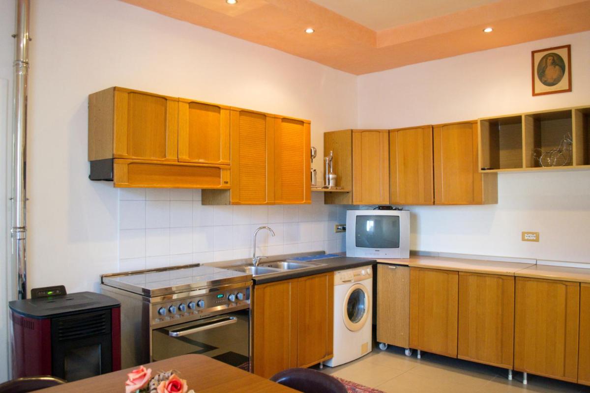 2 bedrooms house at Monopoli 100 m away from the beach with sea view enclosed garden and wifi