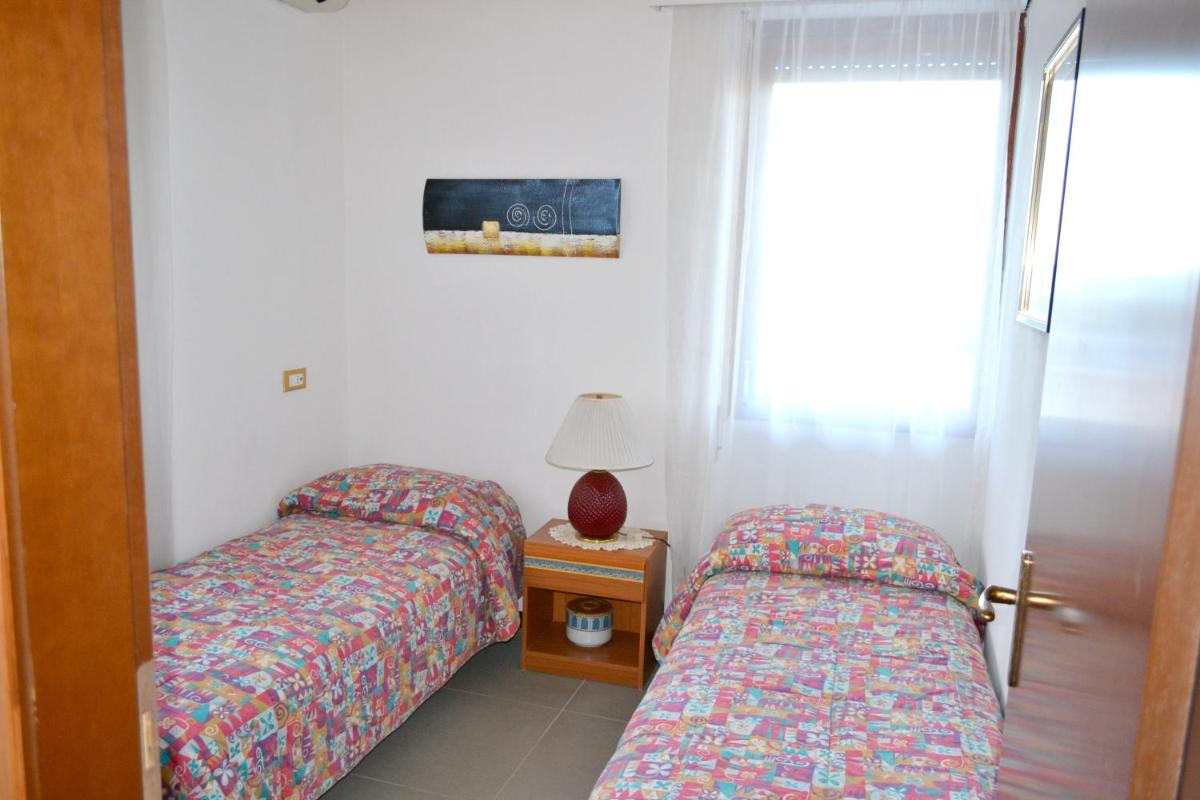 2 bedrooms house at Monopoli 100 m away from the beach with sea view enclosed garden and wifi