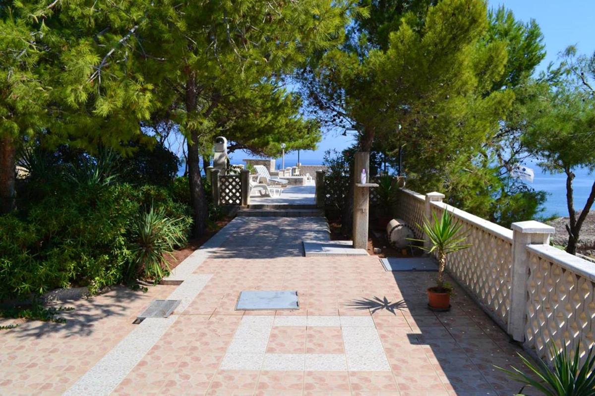 2 bedrooms house at Monopoli 100 m away from the beach with sea view enclosed garden and wifi