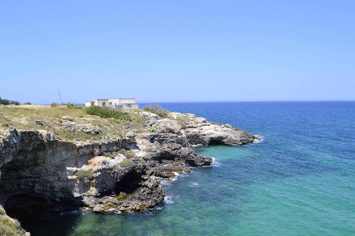 2 bedrooms house at Monopoli 100 m away from the beach with sea view enclosed garden and wifi
