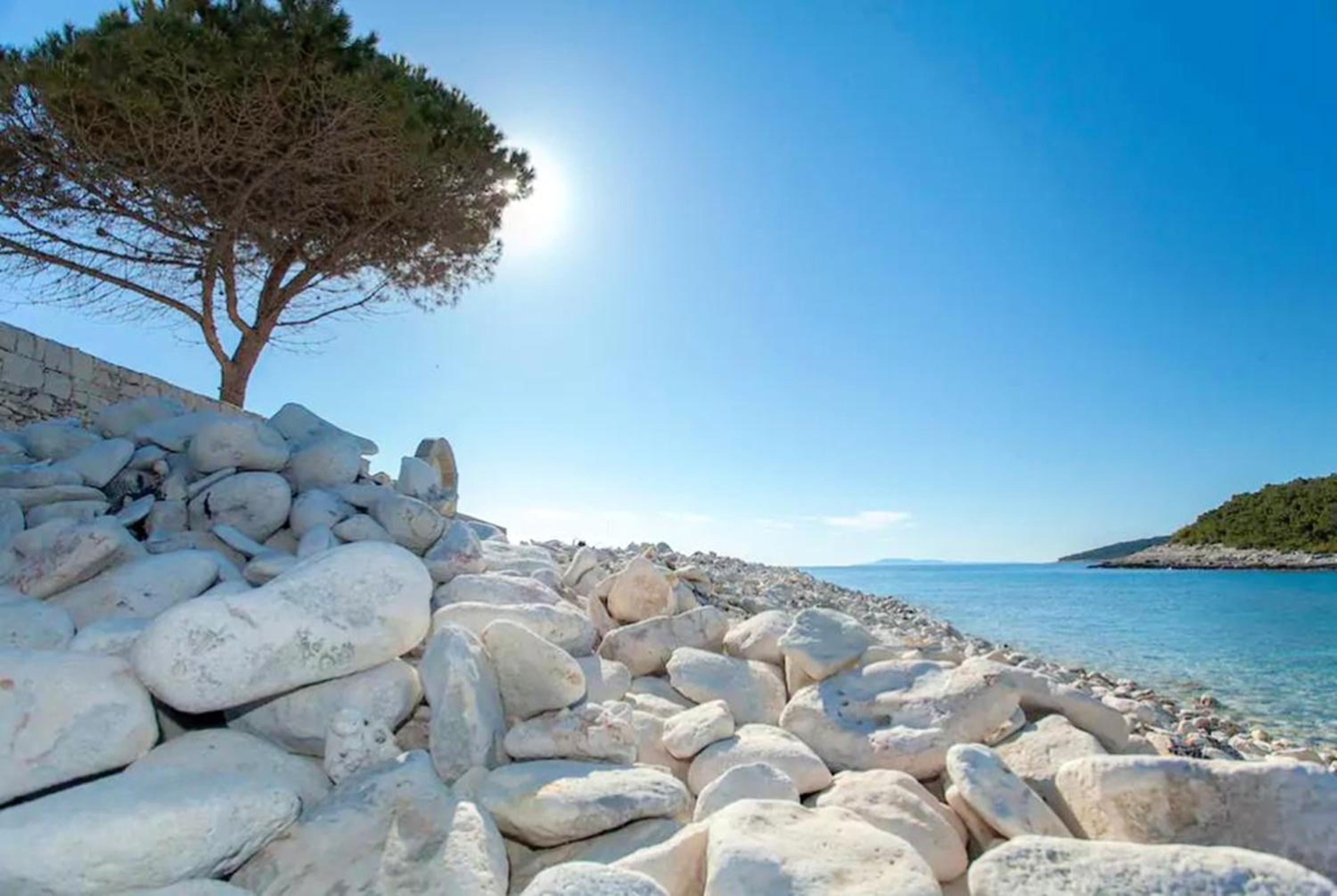 Charming house with sea view in Potirna, garden