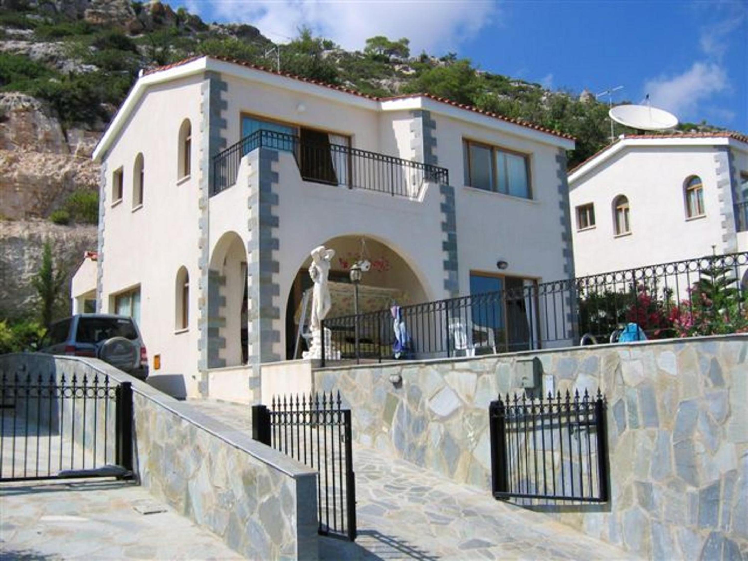 Peyia Villa with sea view, private pool, and garden