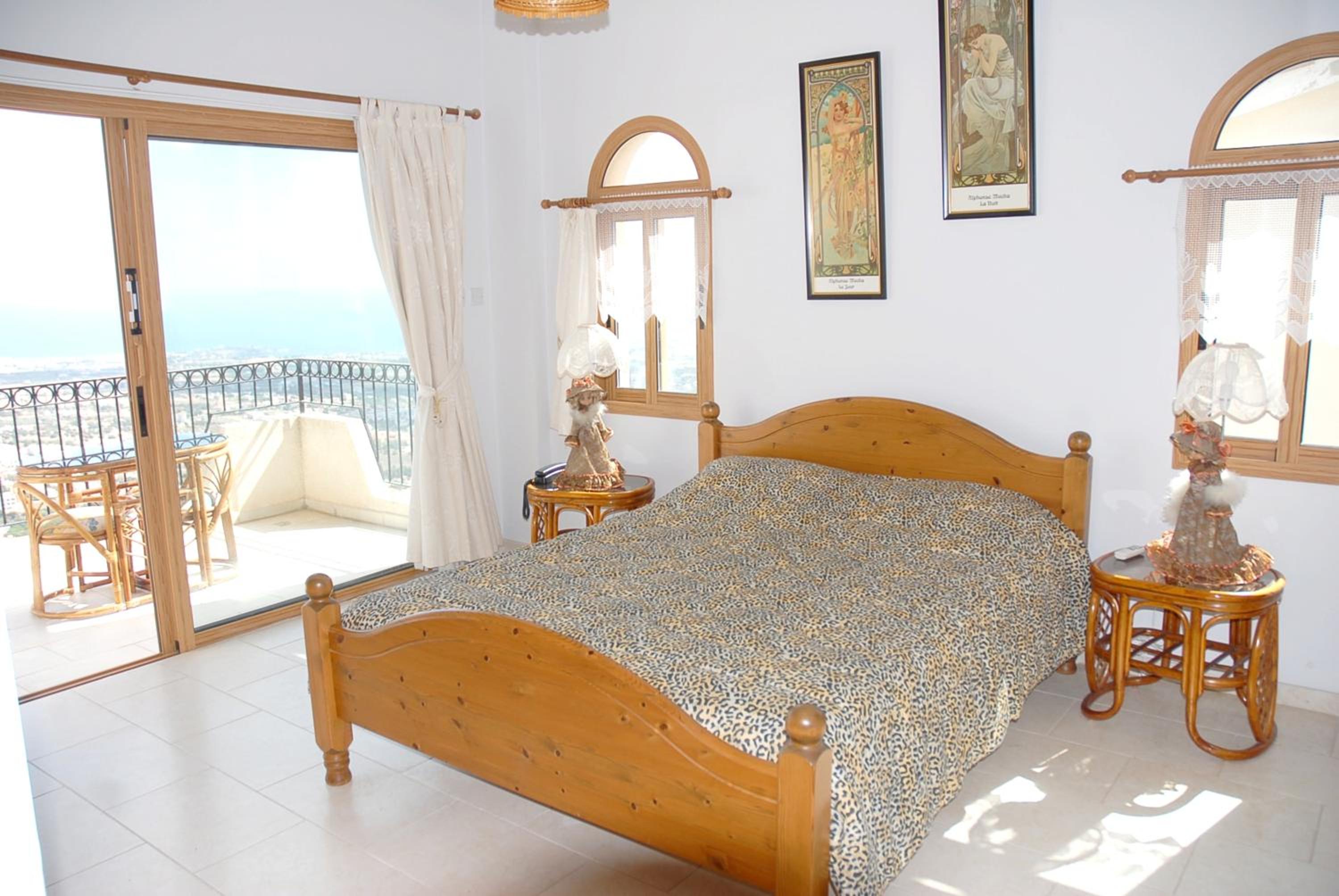 Peyia Villa with sea view, private pool, and garden
