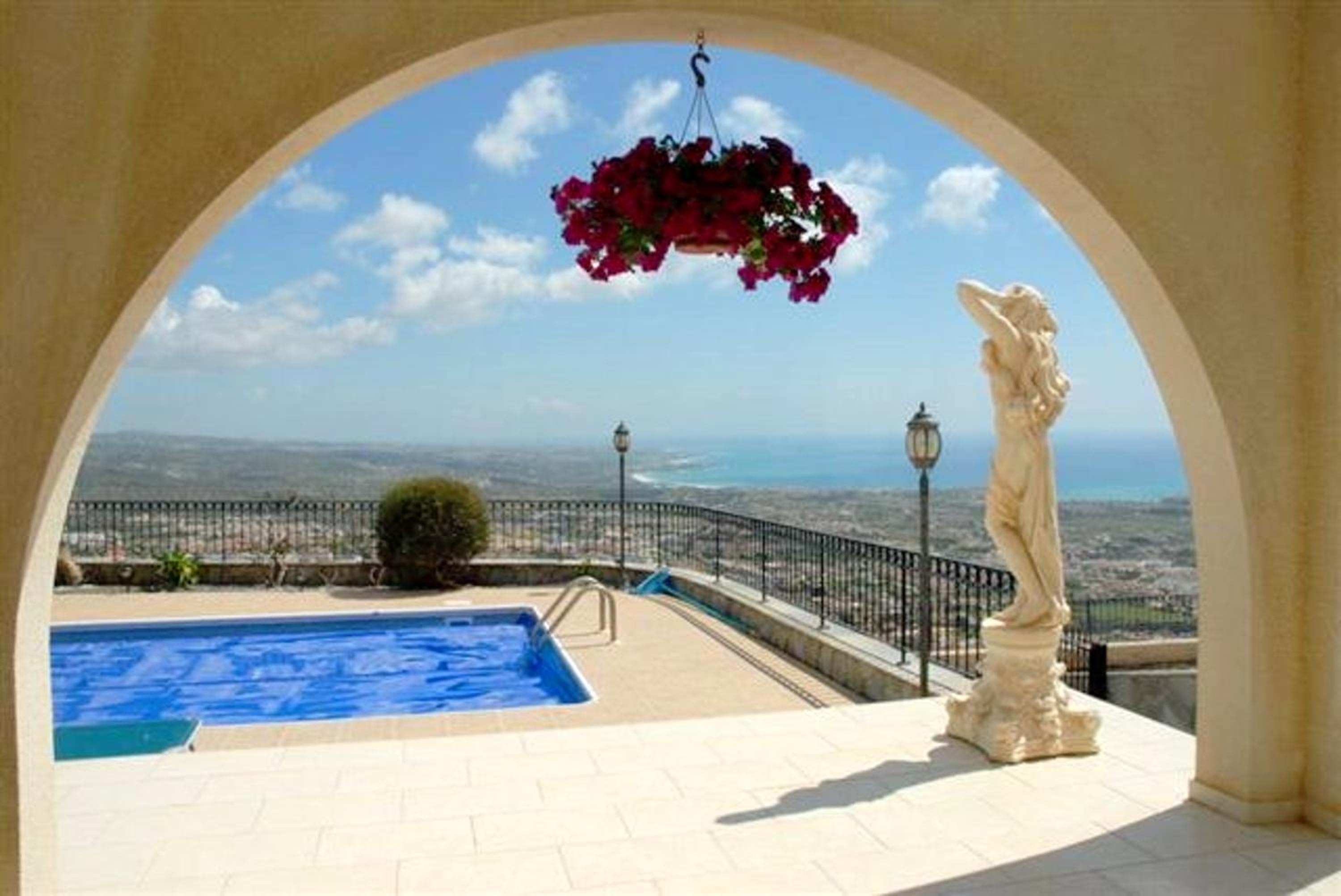 Peyia Villa with sea view, private pool, and garden