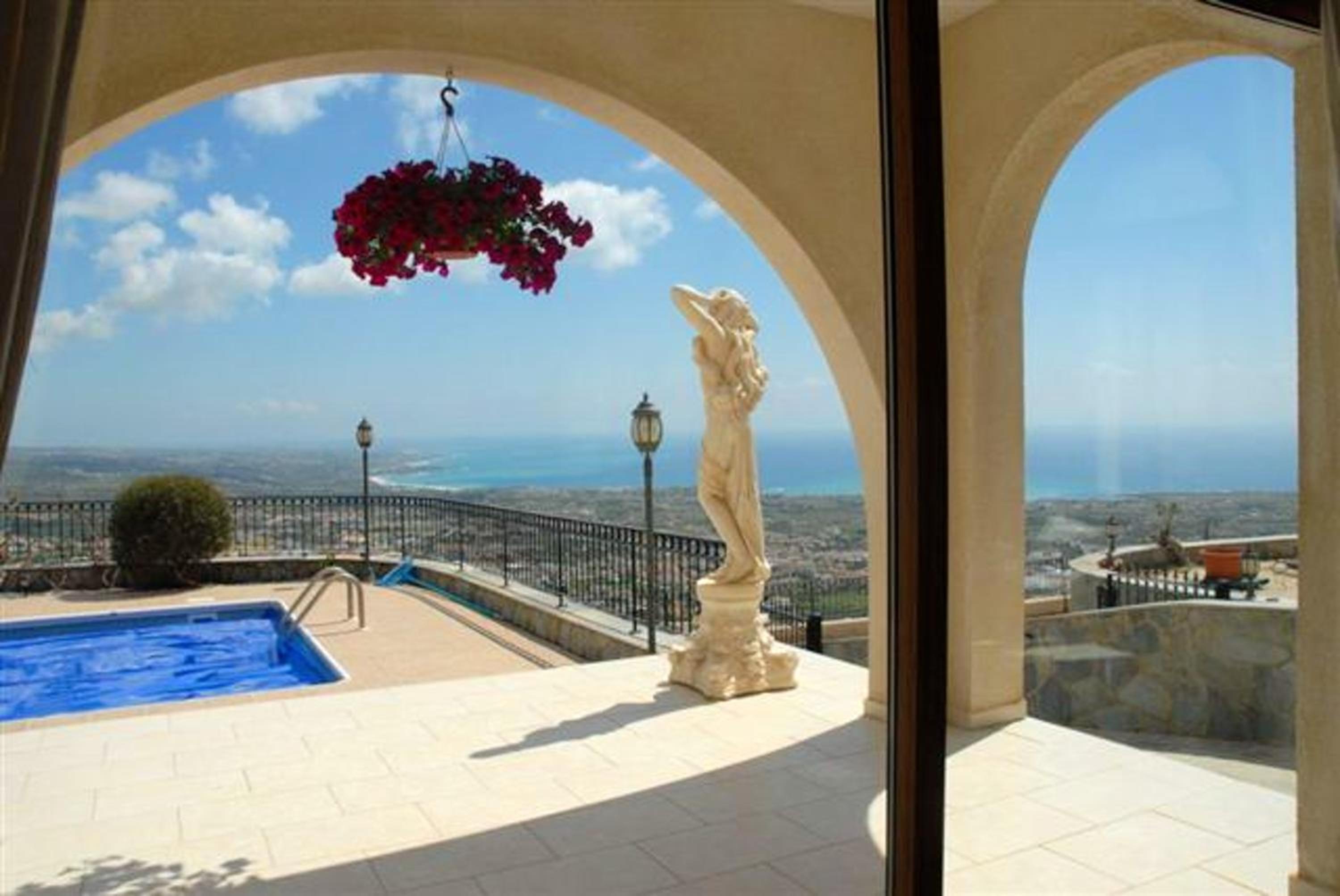 Peyia Villa with sea view, private pool, and garden