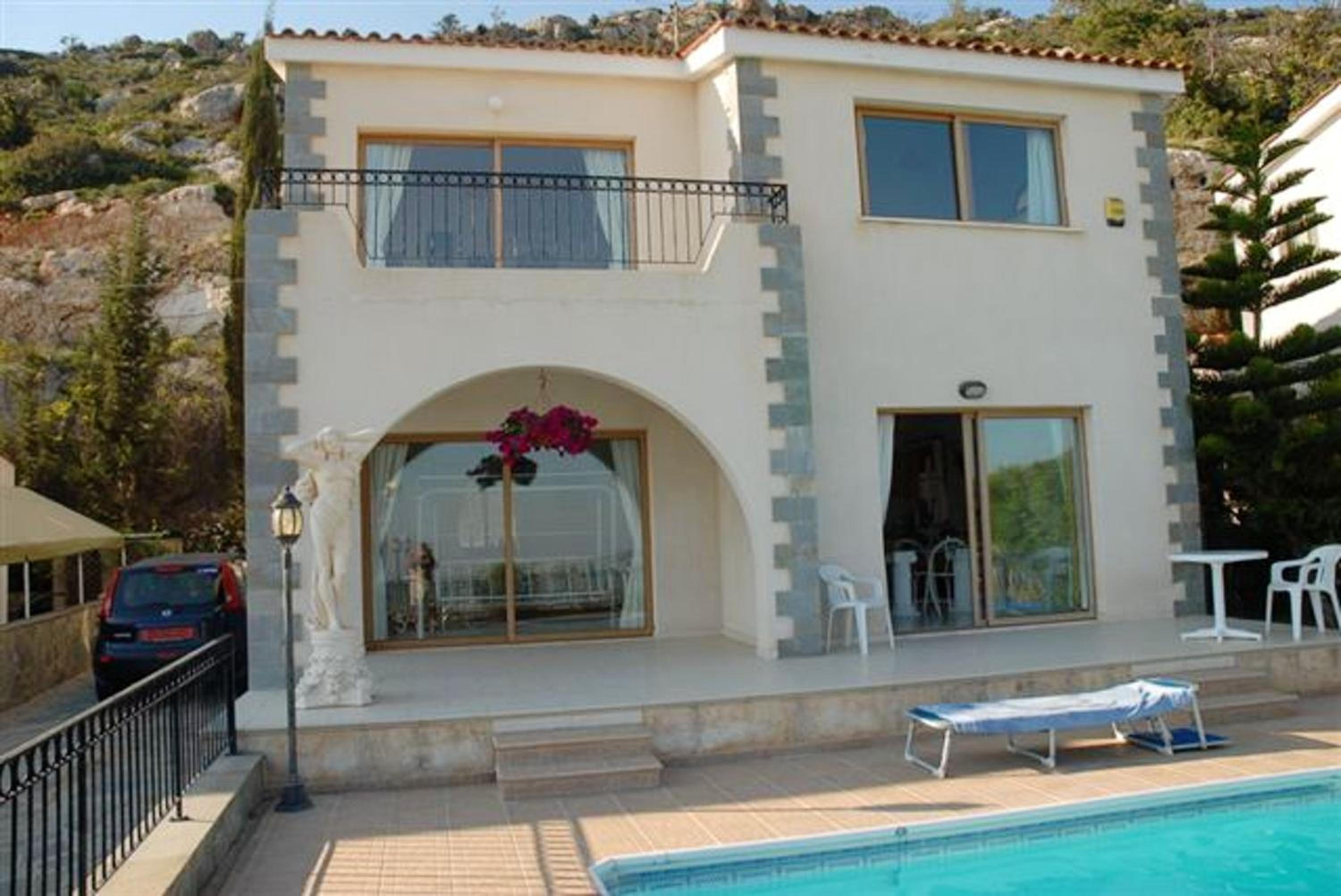 Peyia Villa with sea view, private pool, and garden