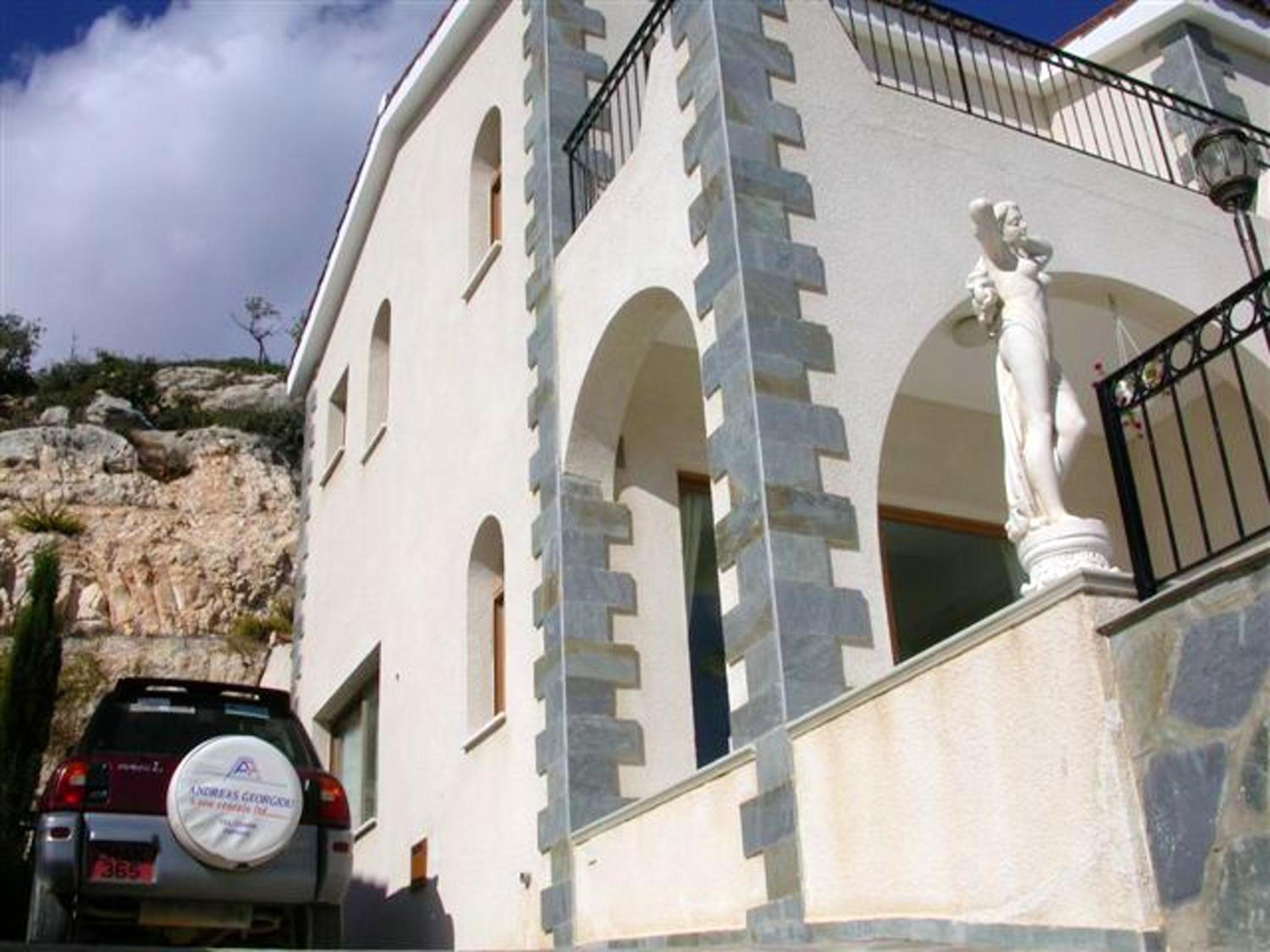 Peyia Villa with sea view, private pool, and garden