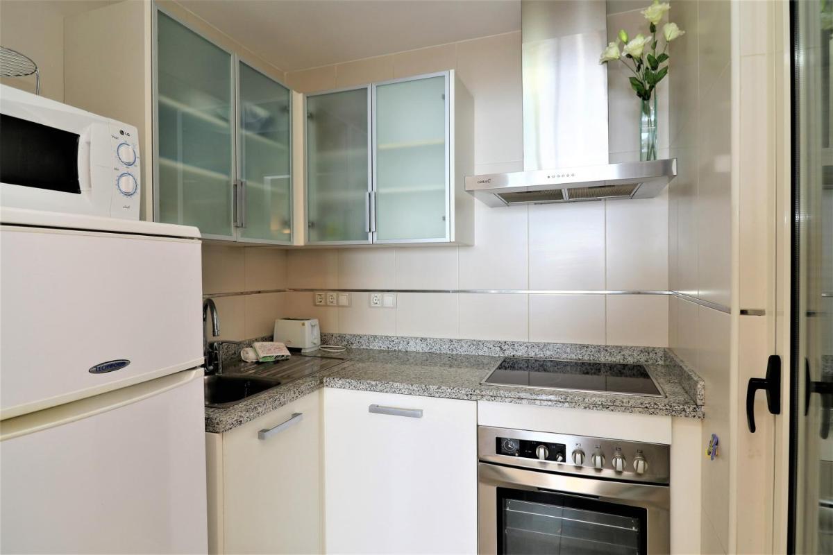 One bedroom appartement at Benidorm 300 m away from the beach with sea view shared pool and enclosed garden view 3