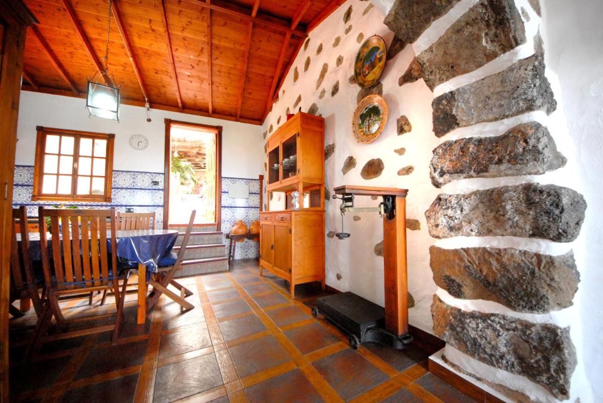 3 bedrooms house with sea view enclosed garden and wifi at Icod de los Vinos 5 km away from the beach