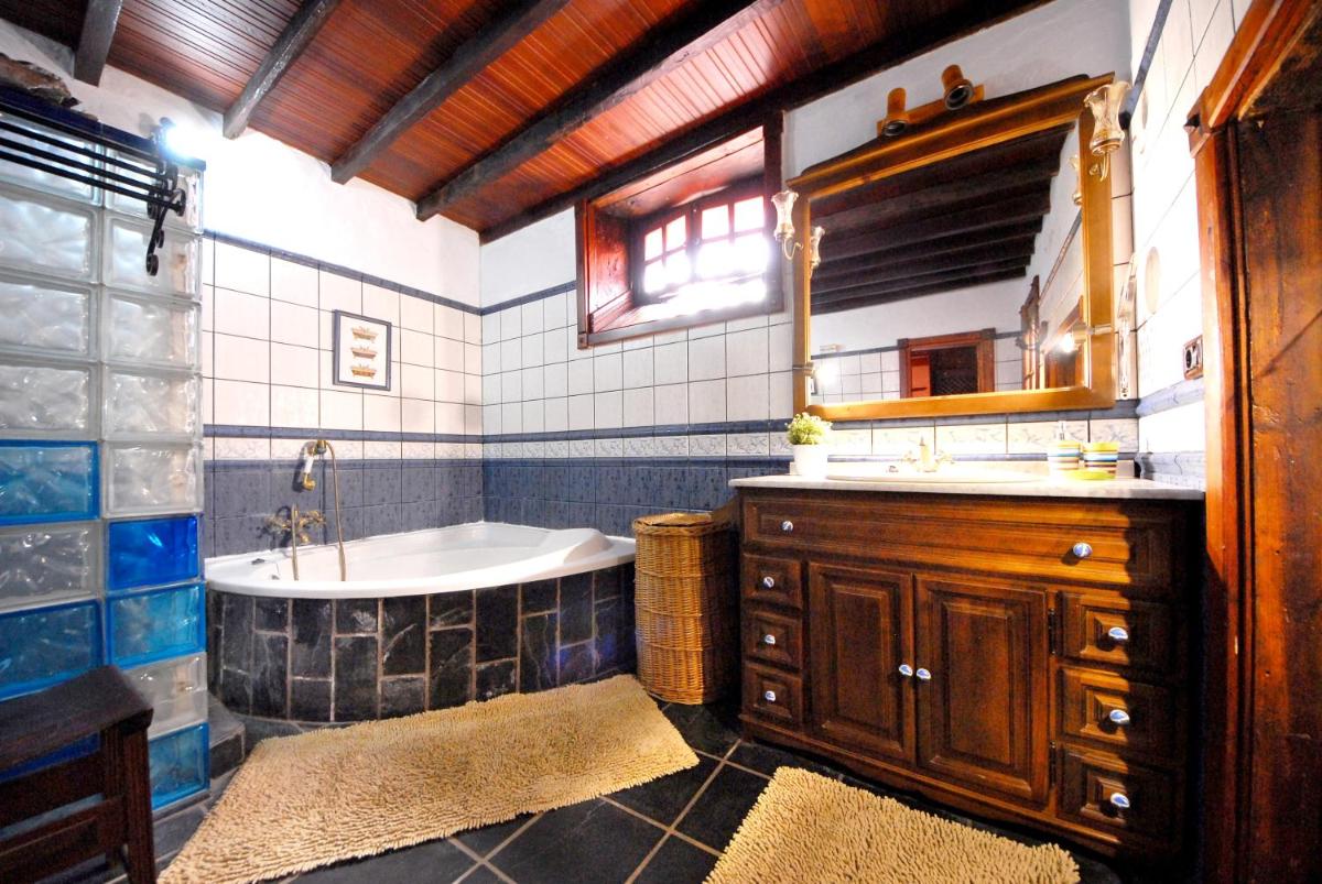 3 bedrooms house with sea view enclosed garden and wifi at Icod de los Vinos 5 km away from the beach