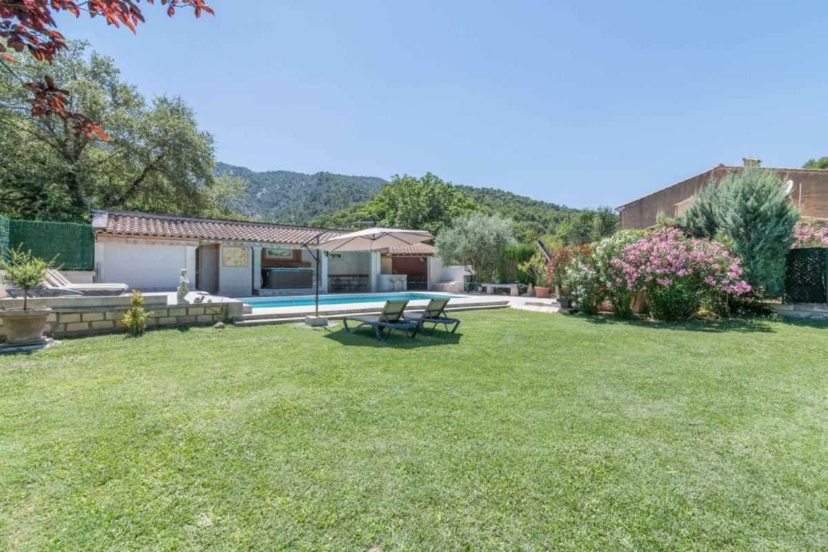 Villa de 3 chambres avec piscine privee jacuzzi et jardin amenage a Oppede view 3