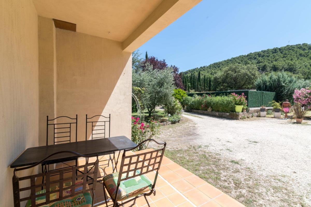 Villa de 3 chambres avec piscine privee jacuzzi et jardin amenage a Oppede view 5
