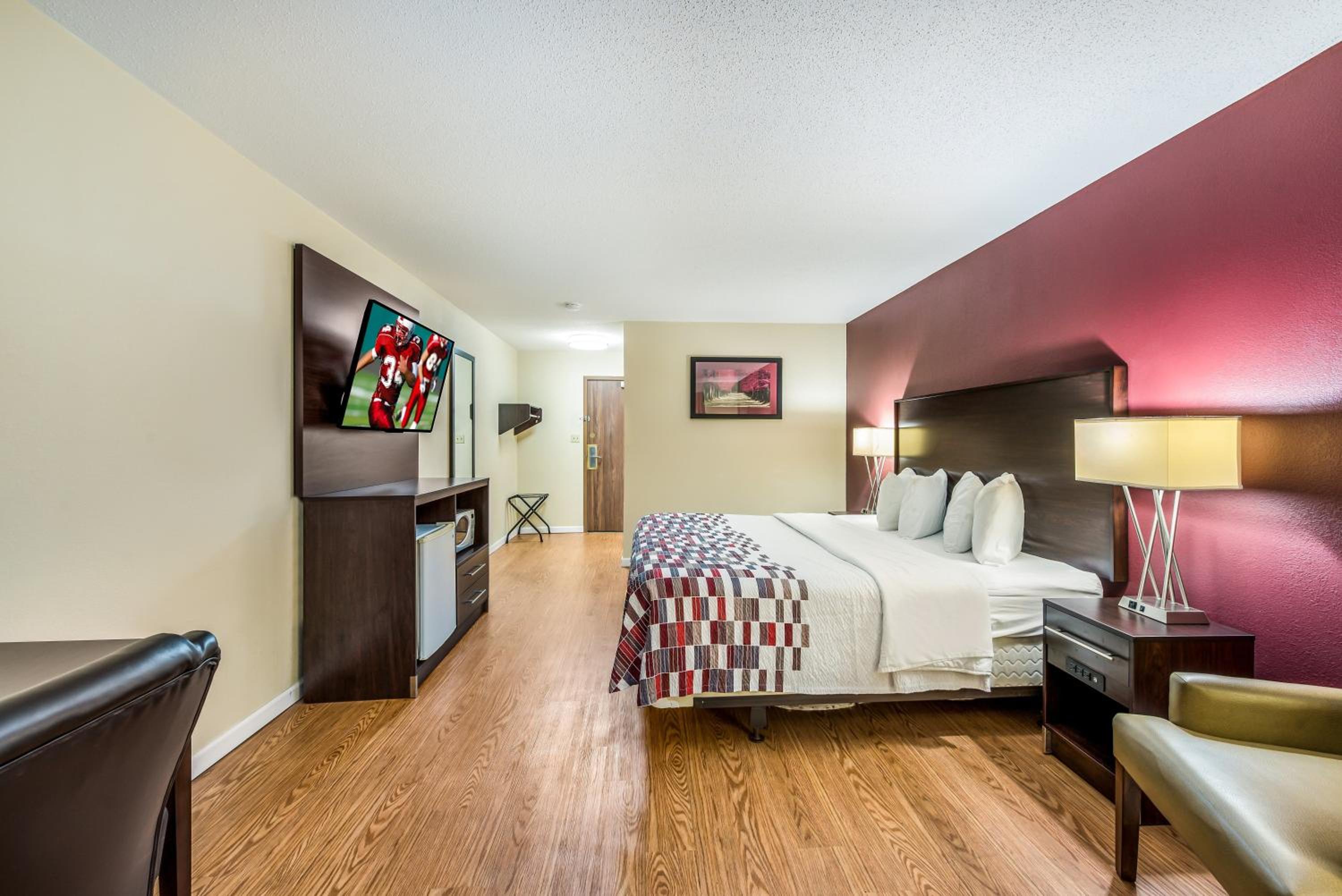 Red Roof Inn  Suites Wapakoneta - Property Image 8