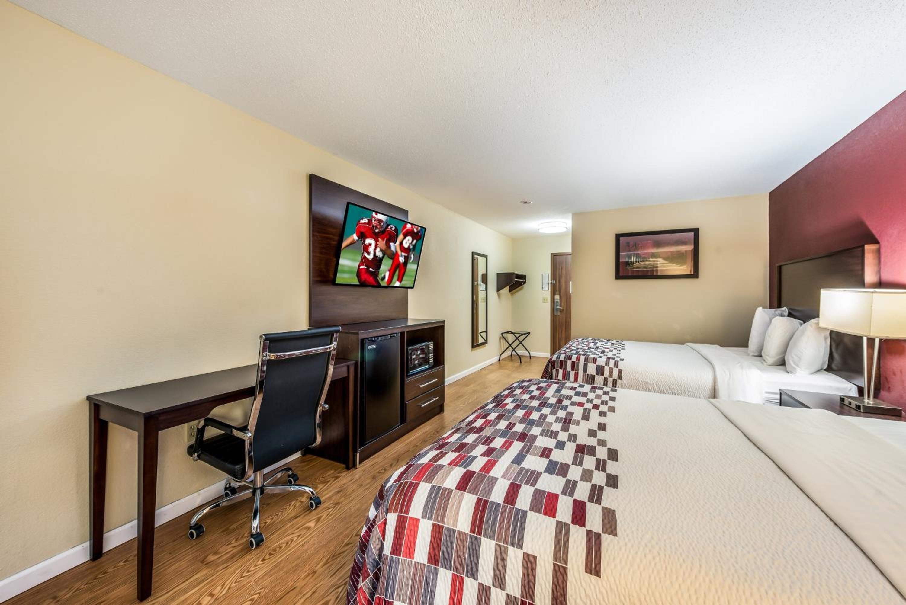 Red Roof Inn  Suites Wapakoneta - Property Image 1