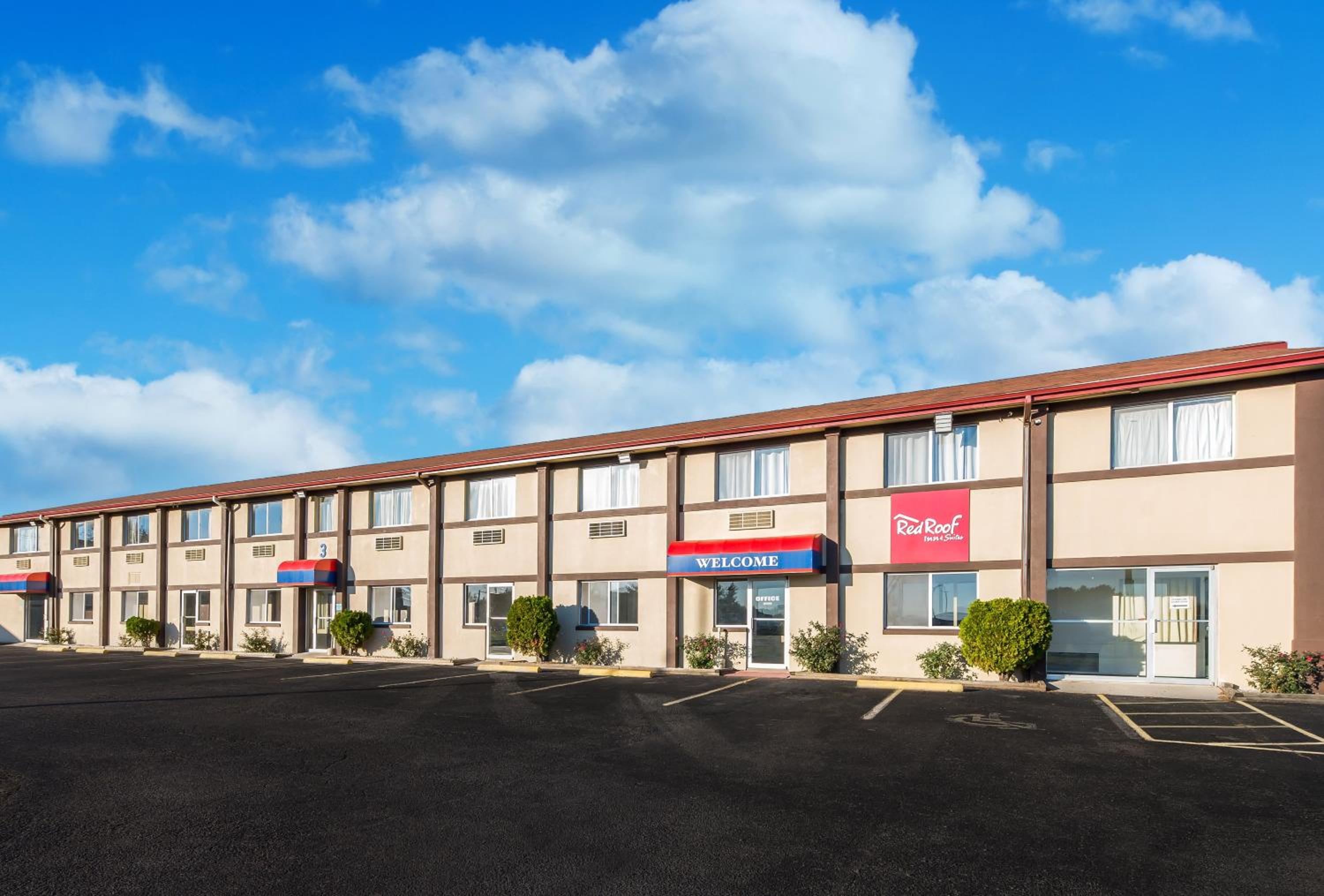 Lima Vacations - Red Roof Inn  Suites Wapakoneta - Property Image 1