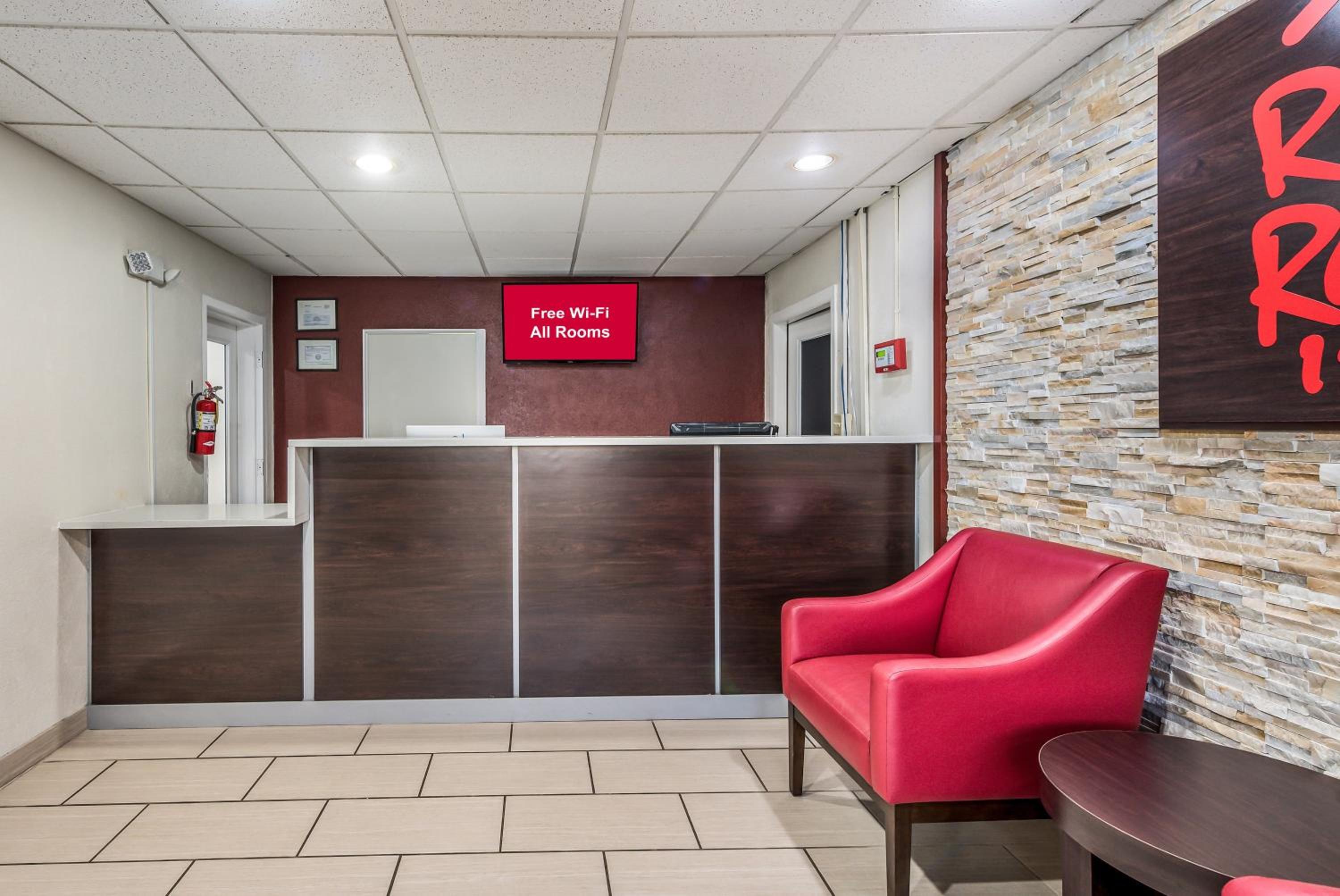Lima Vacations - Red Roof Inn  Suites Wapakoneta - Property Image 5