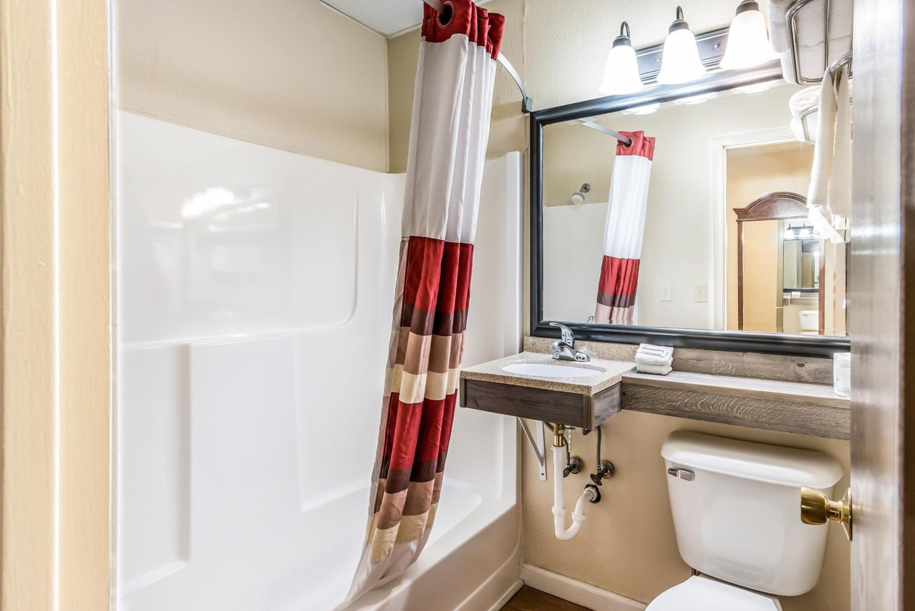 Red Roof Inn  Suites Wapakoneta - Property Image 2