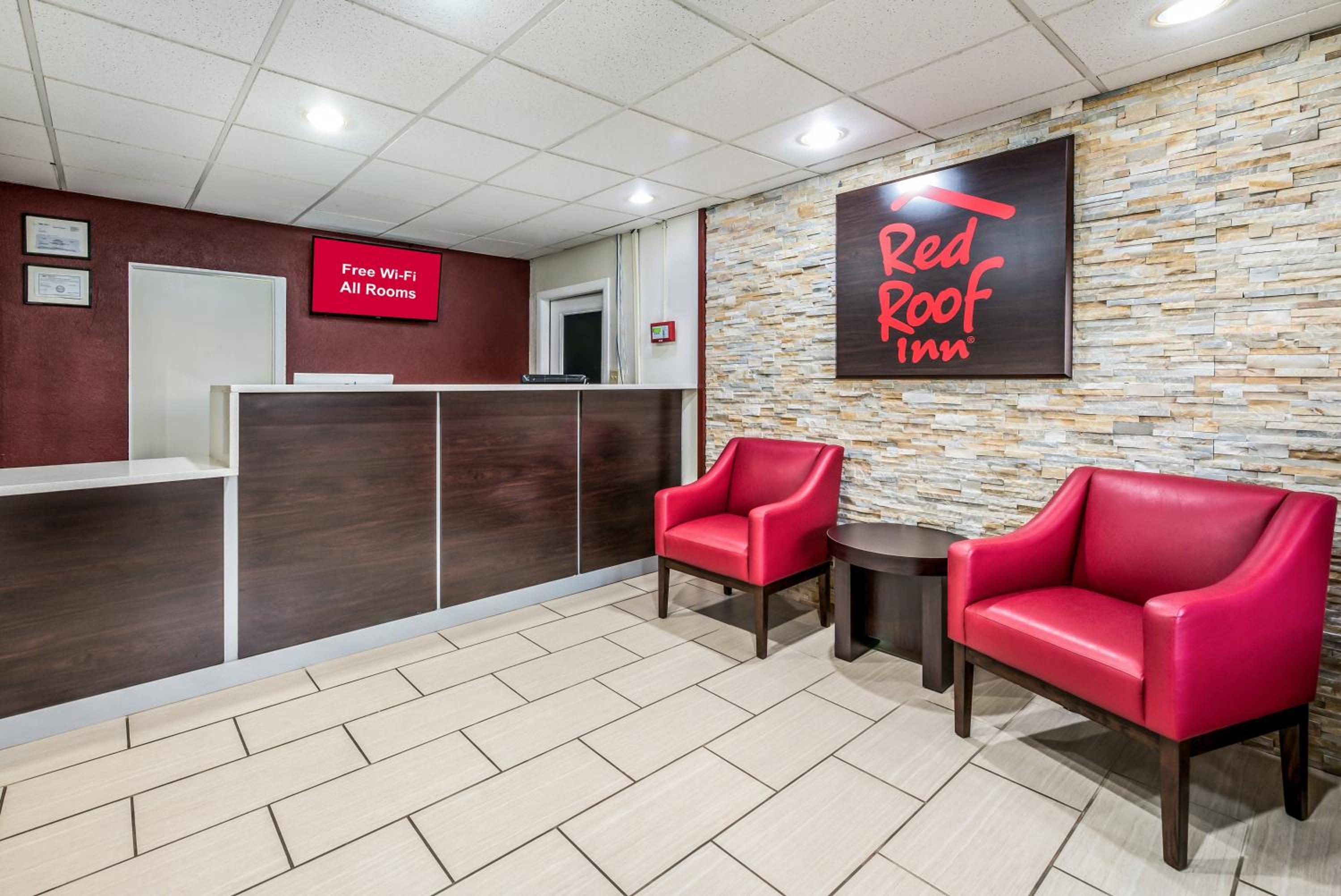 Lima Vacations - Red Roof Inn  Suites Wapakoneta - Property Image 4