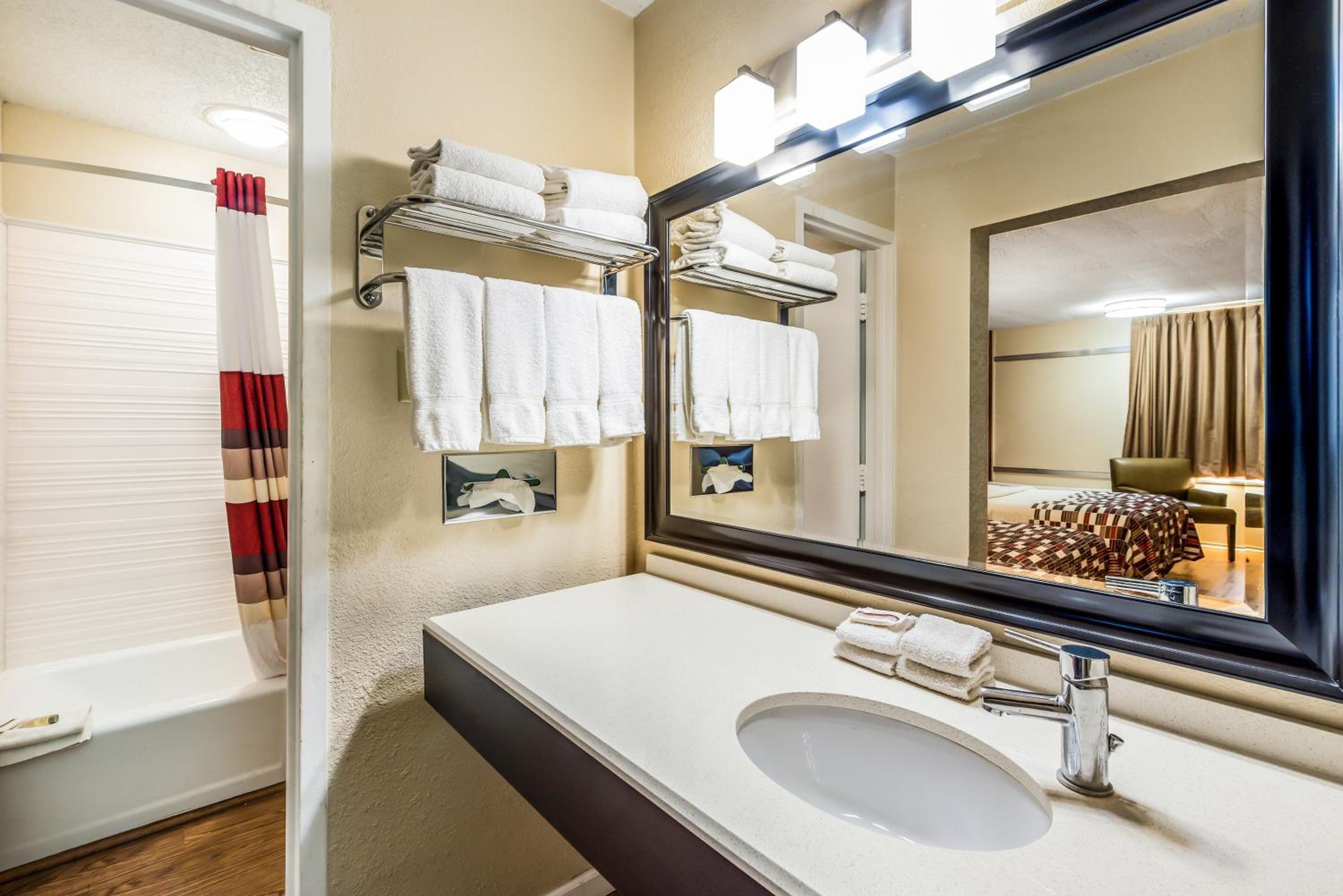 Red Roof Inn  Suites Wapakoneta - Property Image 3