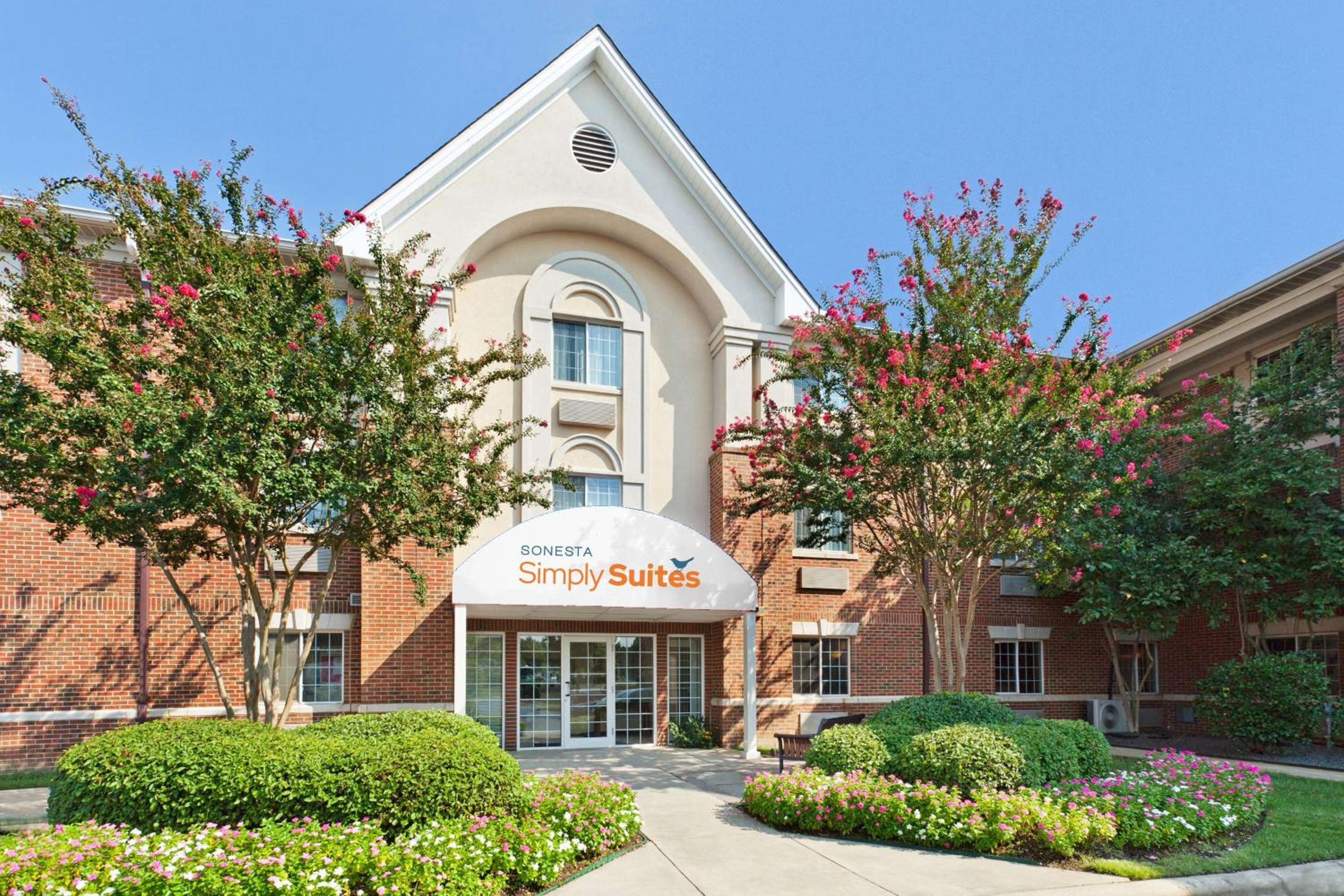 Hotel Sonesta Simply Suites Charlotte University - Image 1