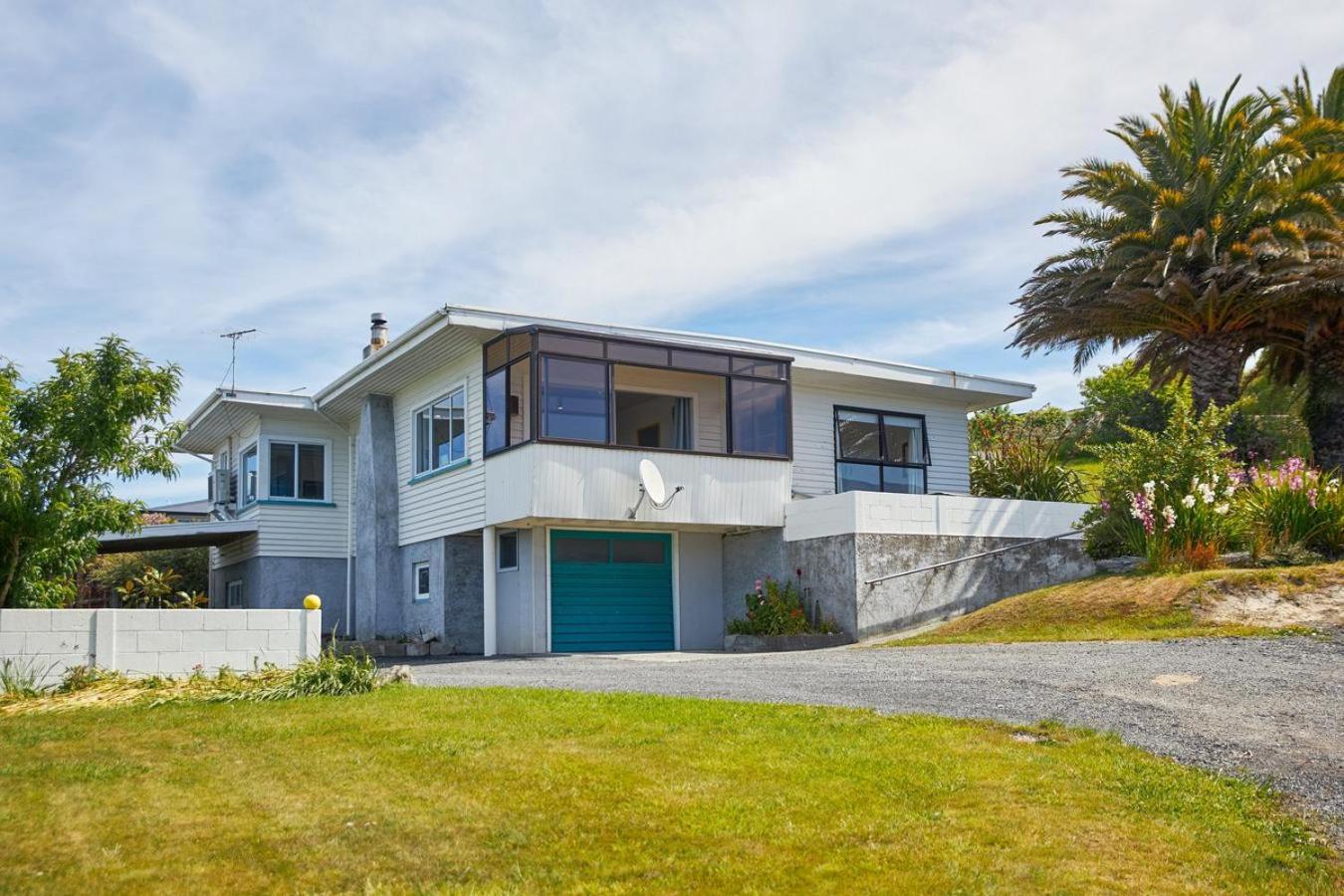 Classic Charm, Sea & Mountain Views, Family Fun - KK95170
