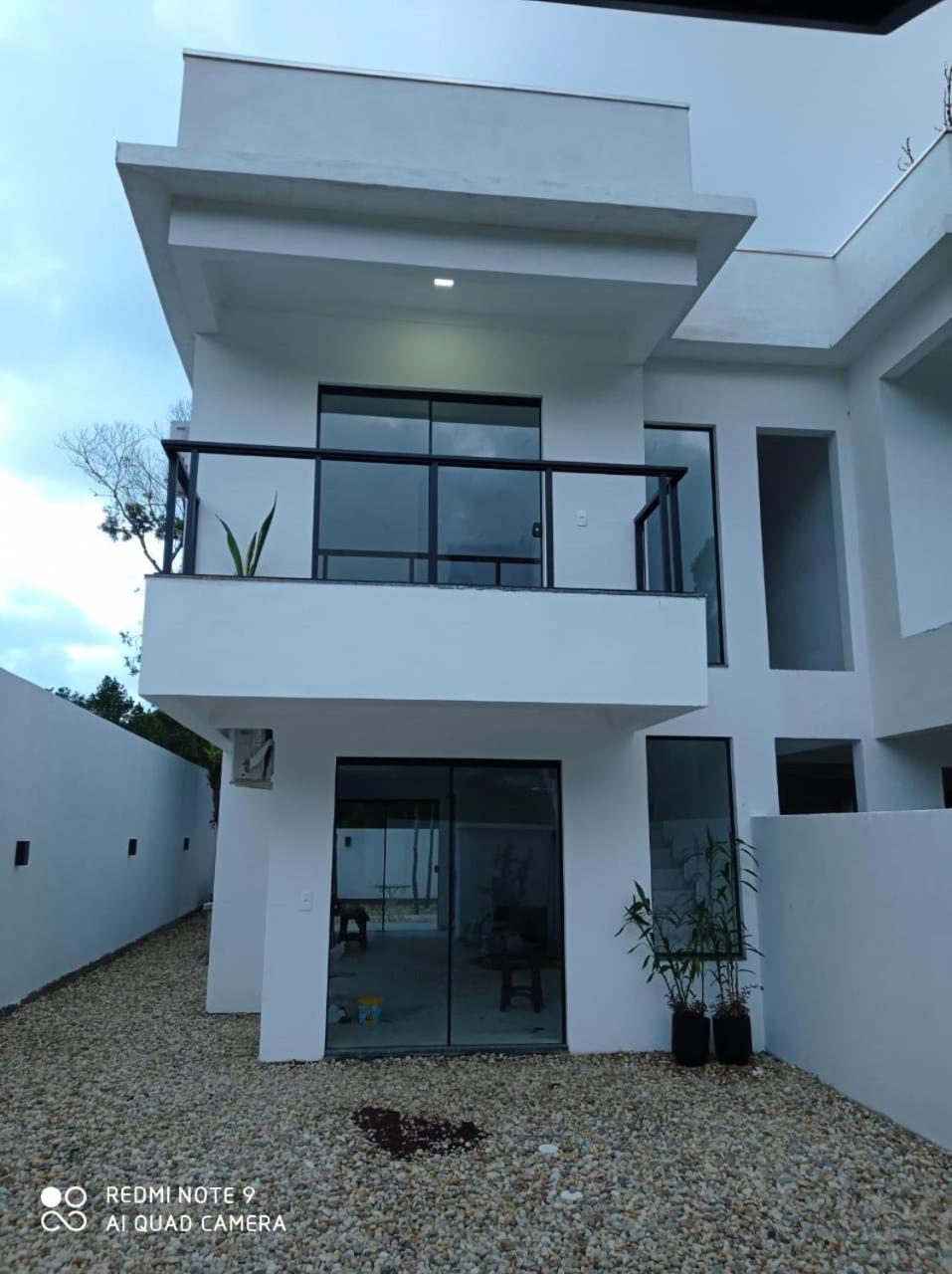Casa com dois pavimentos nova, em Mariscal