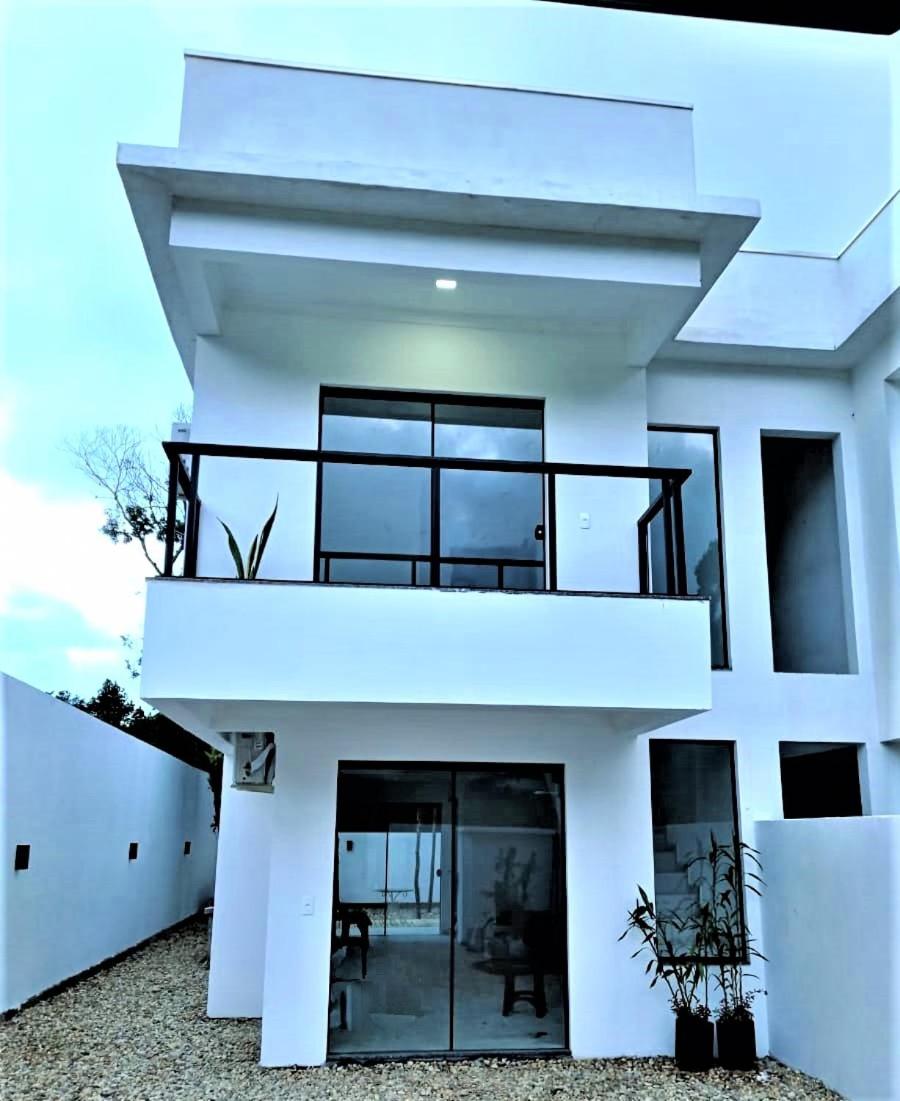 Casa com dois pavimentos nova, em Mariscal
