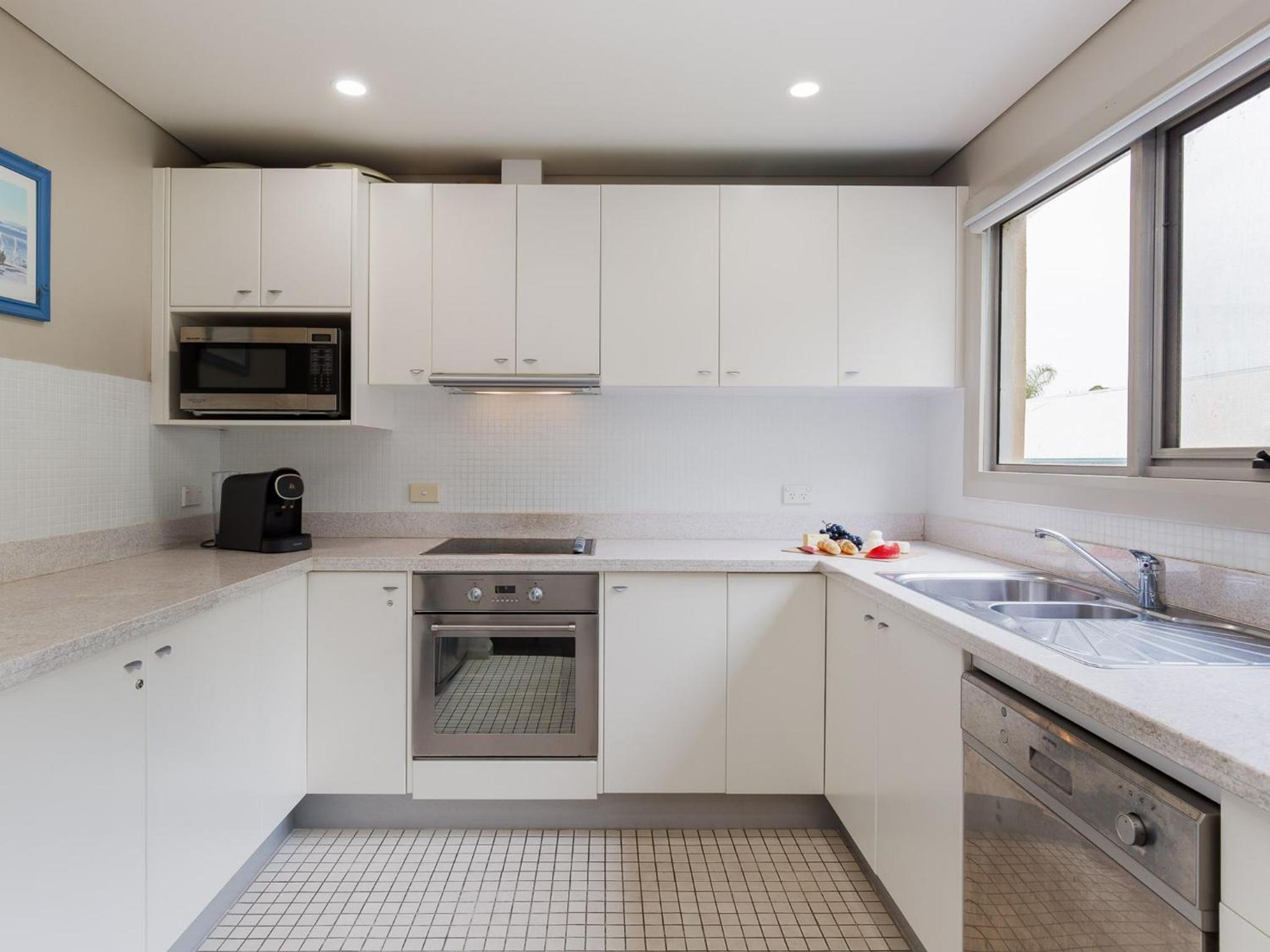 Bayview Apartments 10 42 Stockton St - Stylish apartment with air conditioning and Wi-Fi conveniently located in the heart of Nelson Bay