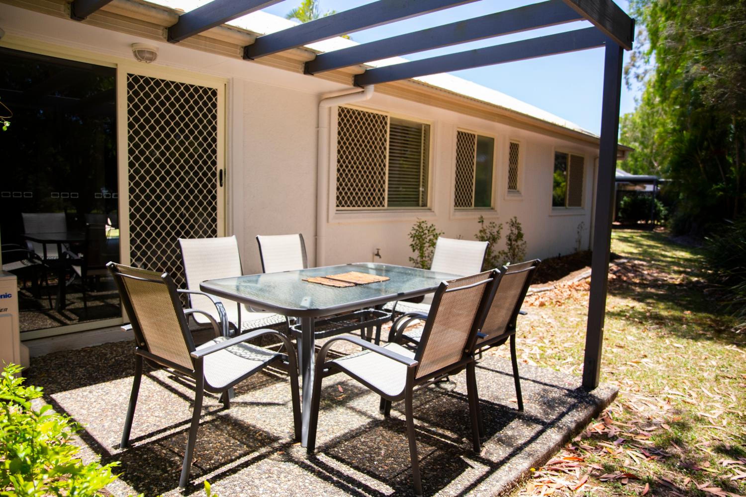 Noosaville Vacations - 2 Bedroom Villa In Tropical Resort - Property Image 2